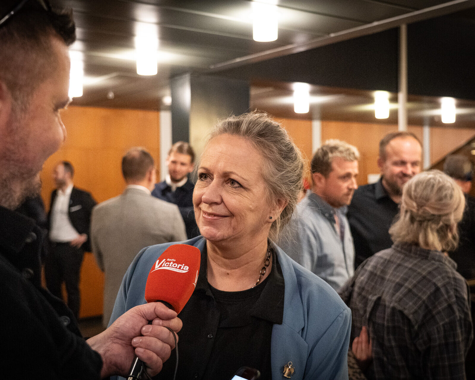 Susanne Dyreborg kan smile stort. Danmarksdemokraterne kommer ind med to mandater. Her i samtale med Radio Victorias Henrik Dinesen. Foto: Fjodor Pedersen.