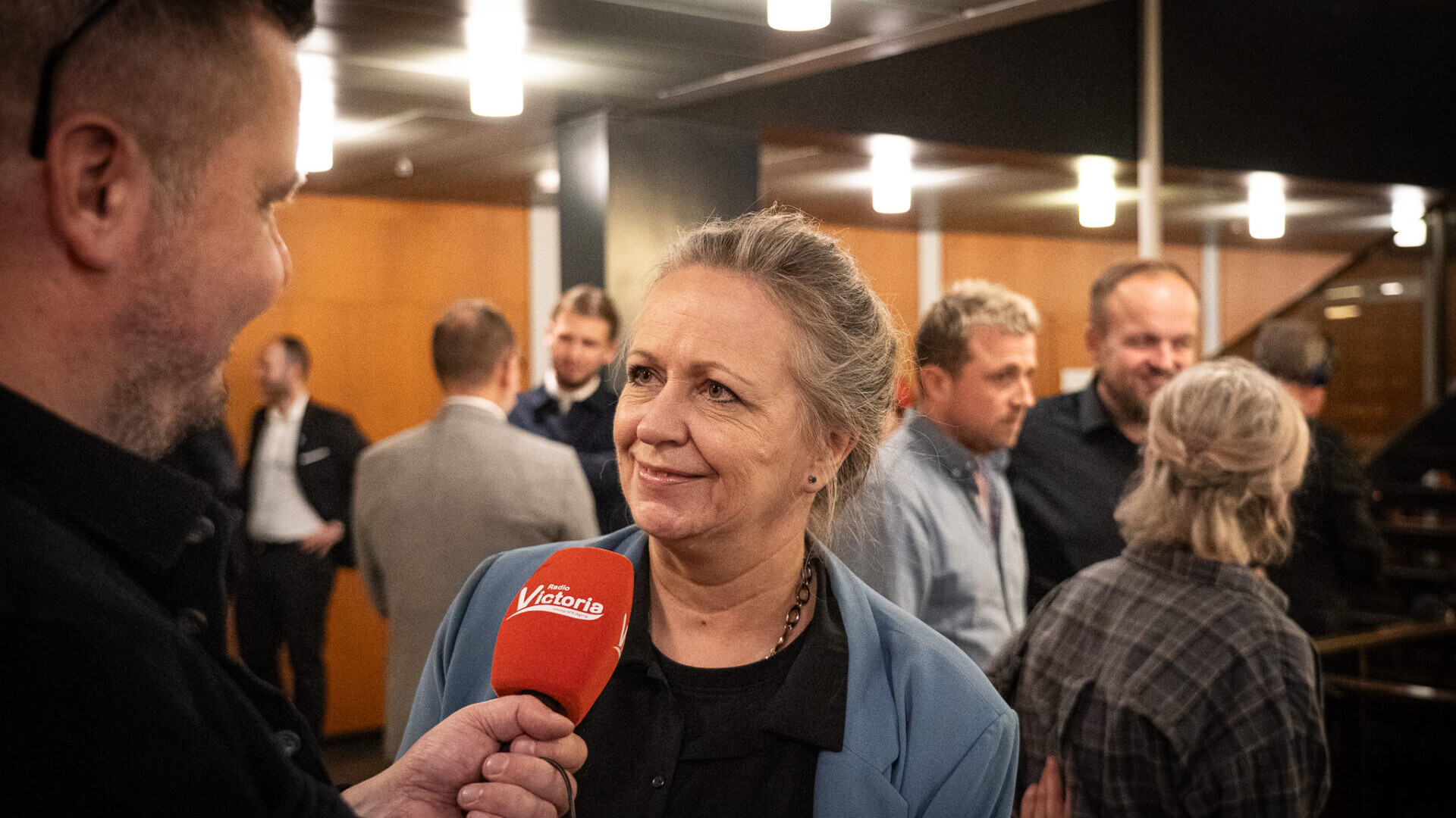 Susanne Dyreborg kan smile stort. Danmarksdemokraterne kommer ind med to mandater. Her i samtale med Radio Victorias Henrik Dinesen. Foto: Fjodor Pedersen.