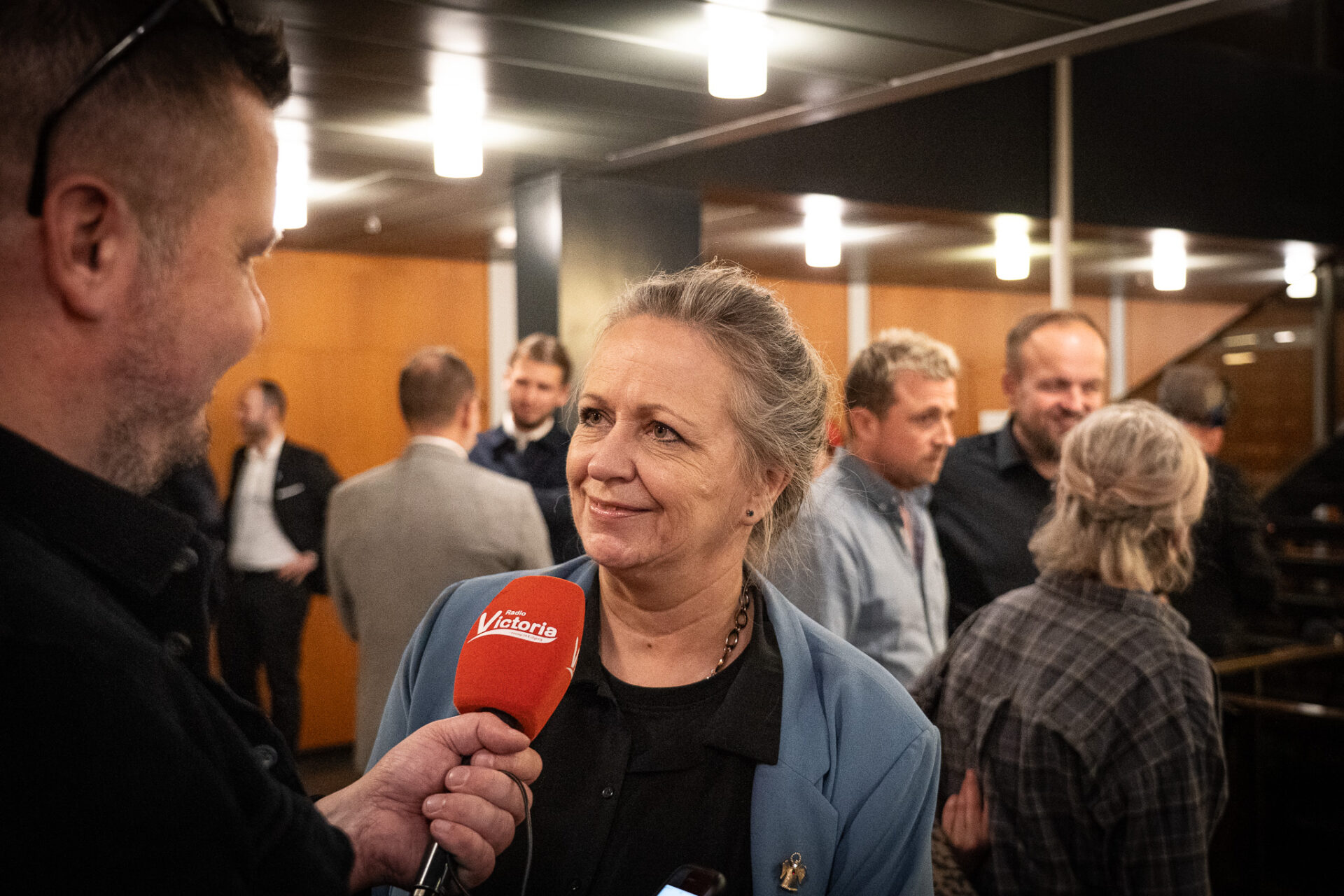Susanne Dyreborg kan smile stort. Danmarksdemokraterne kommer ind med to mandater. Her i samtale med Radio Victorias Henrik Dinesen. Foto: Fjodor Pedersen.