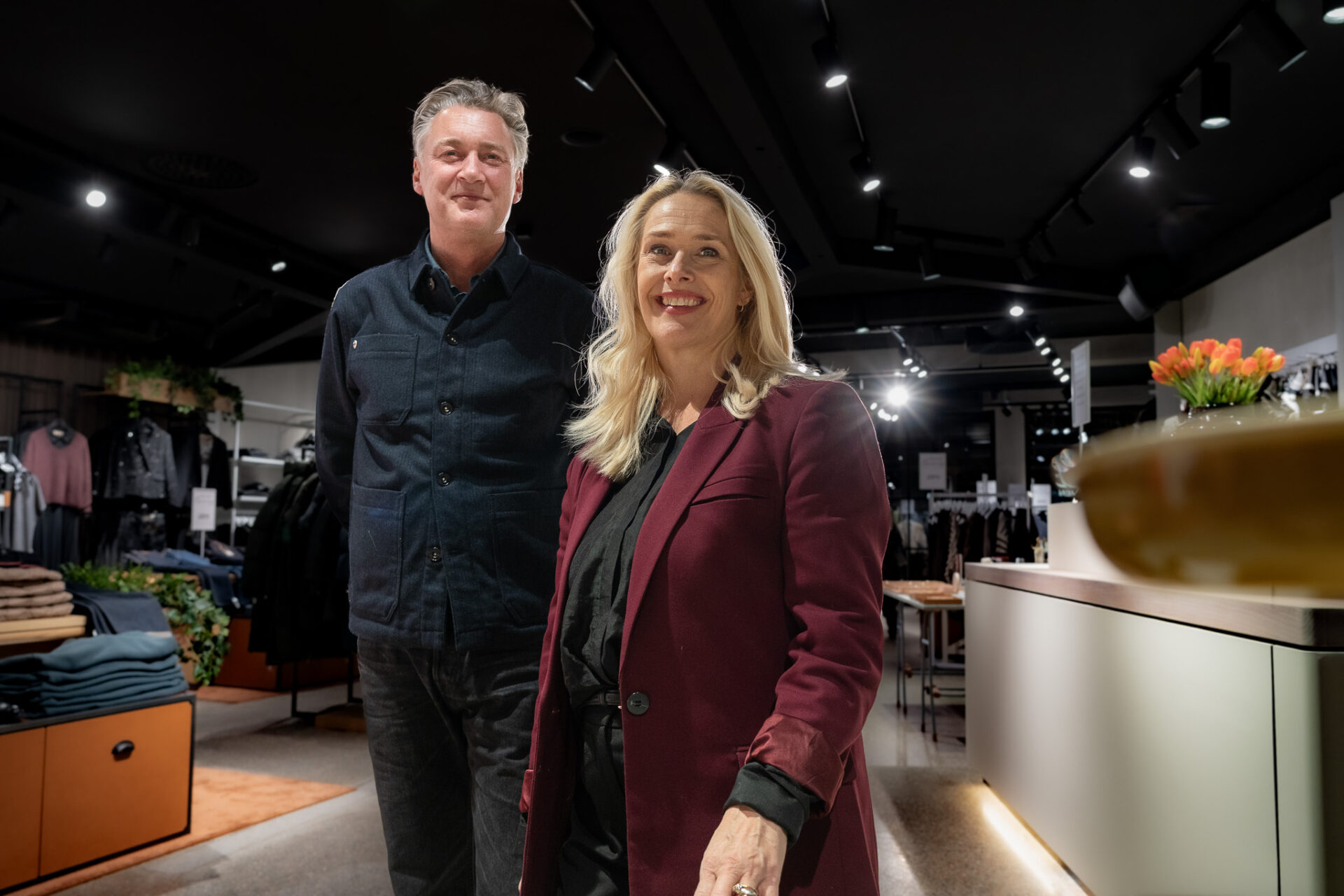 Coast-butikkerne kredser omkring modebrands til både kvinder og mænd, med et miks af danske og internationale mærker. Sortimentet spænder fra afslappet til mere sofistikeret tøjvalg, og der er mange kendte brands at vælge imellem - endnu flere i den nye butik. Foto: Fjodor Pedersen.