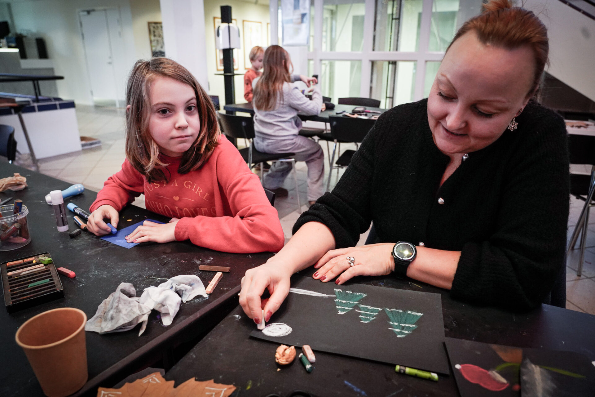 Isabella og mor Mette var kreative i Snik-Saks-juleværkstedet i Musikhusets foyer. Foto: Fjodor Pedersen.