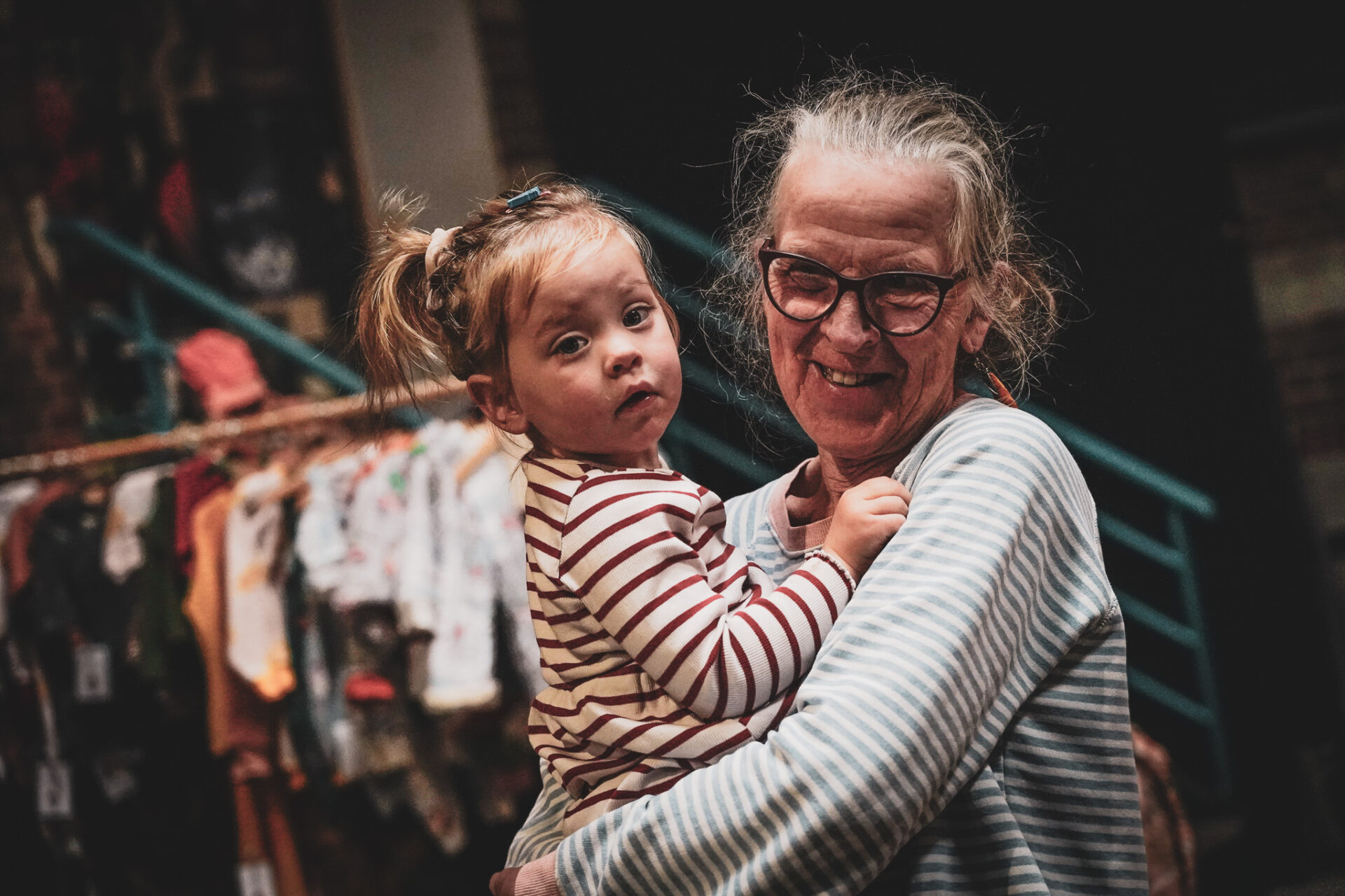 Bedstemor Elsebeth og barnebarn fik sig et par timers julehygge på Tobakken søndag eftermiddag. Foto: Fjodor Pedersen.