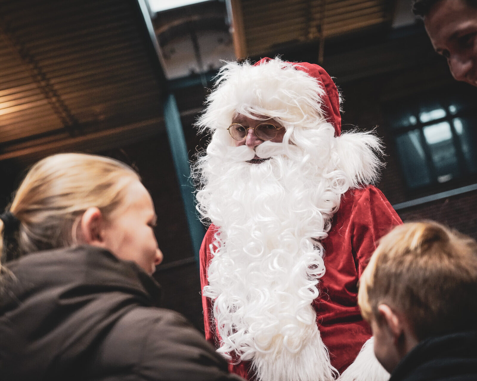 Julemanden kiggede - naturligvis - også forbi Tobakken og Skabt til mange børns store tilfredshed. Foto: Fjodor Pedersen.