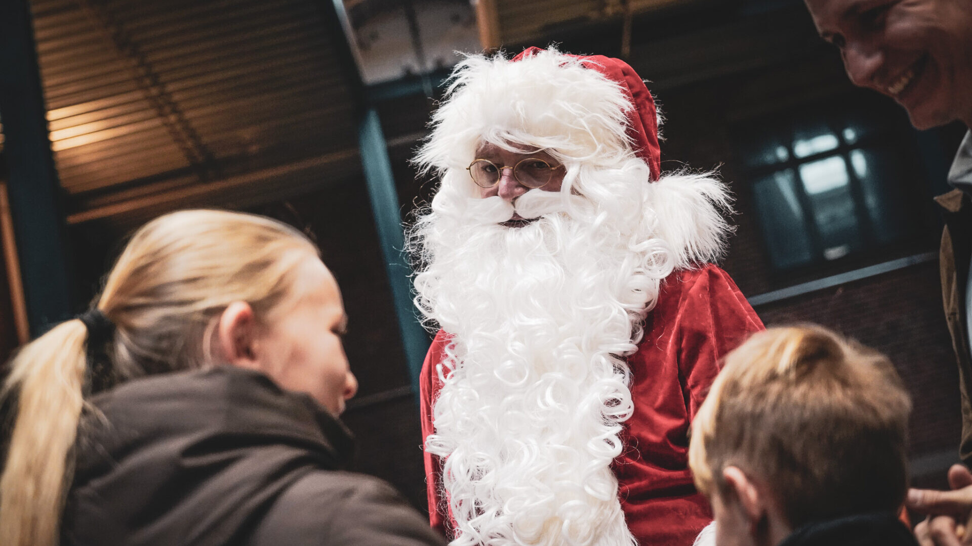 Julemanden kiggede - naturligvis - også forbi Tobakken og Skabt til mange børns store tilfredshed. Foto: Fjodor Pedersen.