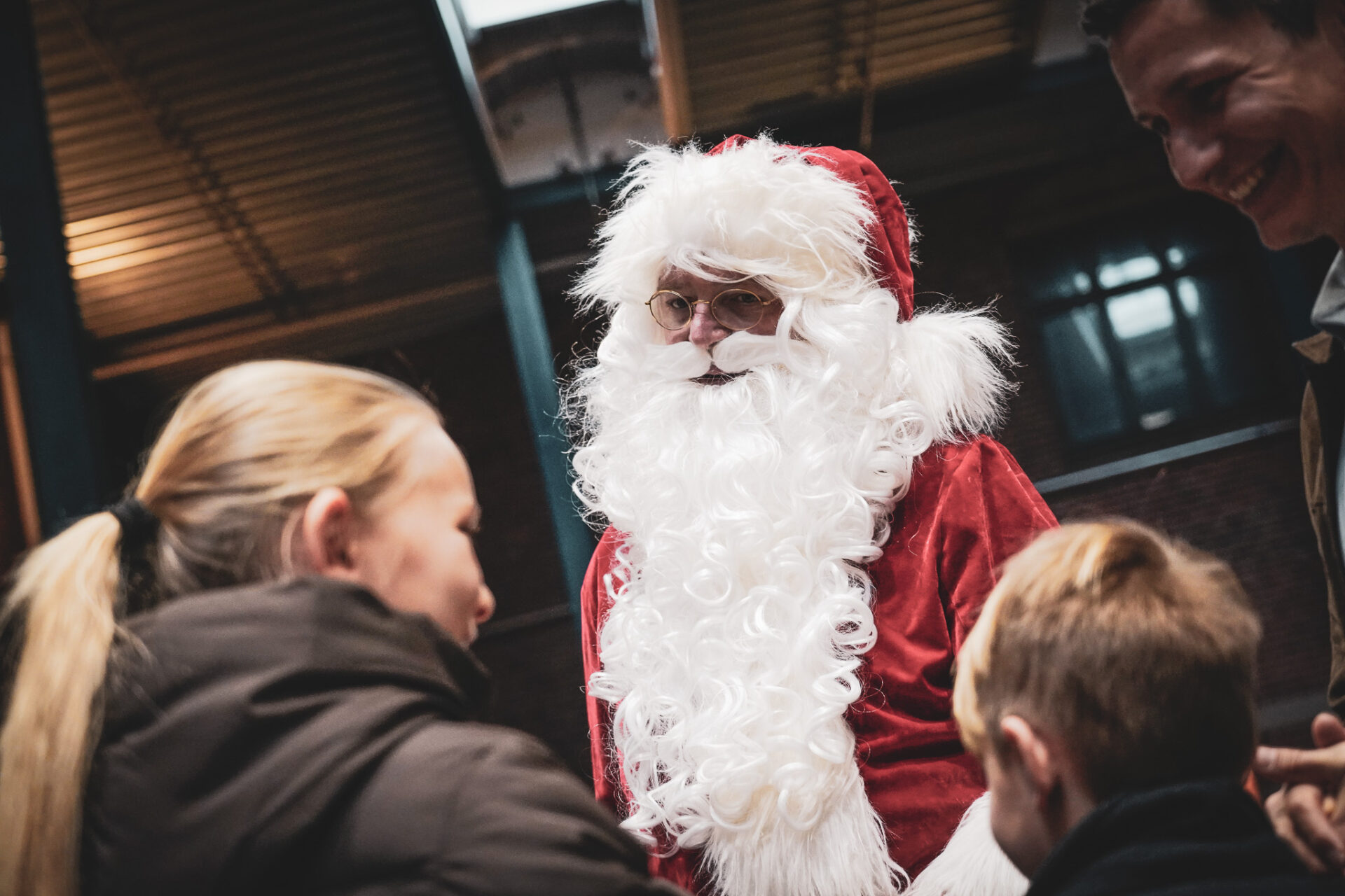 Julemanden kiggede - naturligvis - også forbi Tobakken og Skabt til mange børns store tilfredshed. Foto: Fjodor Pedersen.
