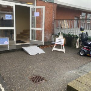 Der kan køres til til døren ved valgstedet i Sædding. Foto: Johnny Tauman.