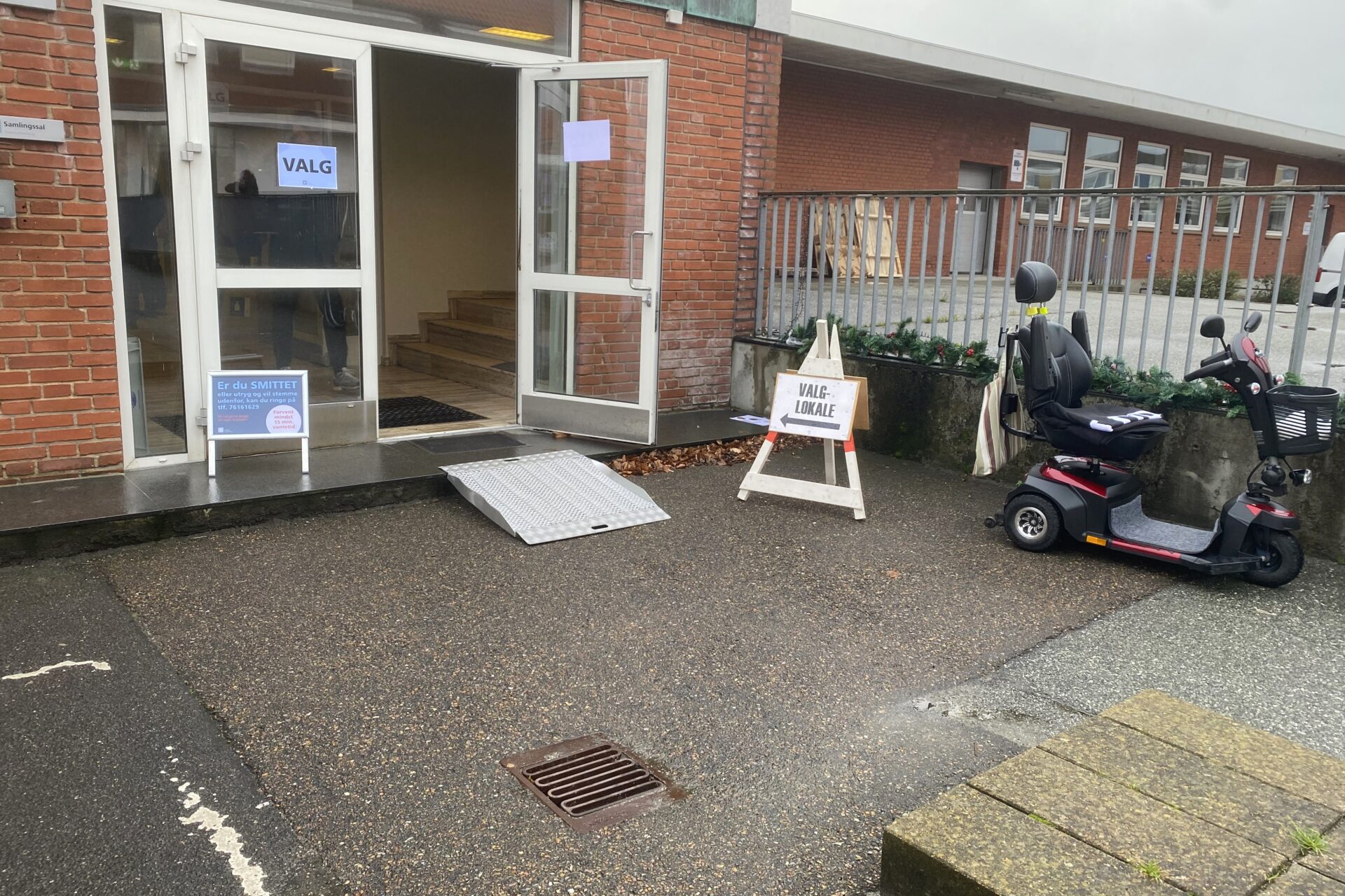 Der kan køres til til døren ved valgstedet i Sædding. Foto: Johnny Tauman.
