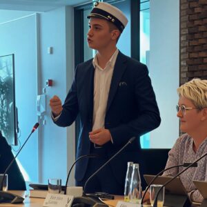 Fra Emil Pedersens første byrådsmøde - som nyudklækket student. PR-foto.