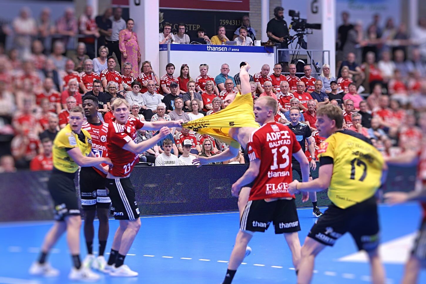 Der blev revet og flået i spilletøjet. Foto: Johnny Tauman.