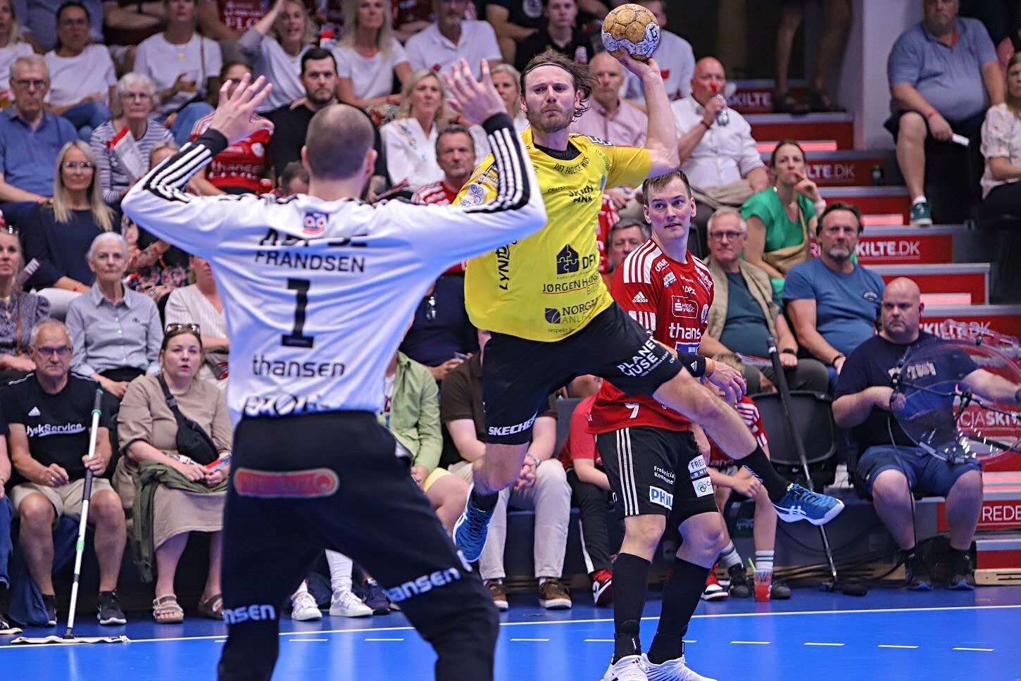 Mathias Jørgensen i et flot svæv over for Sebastian Frandsen. Foto: Johnny Tauman.