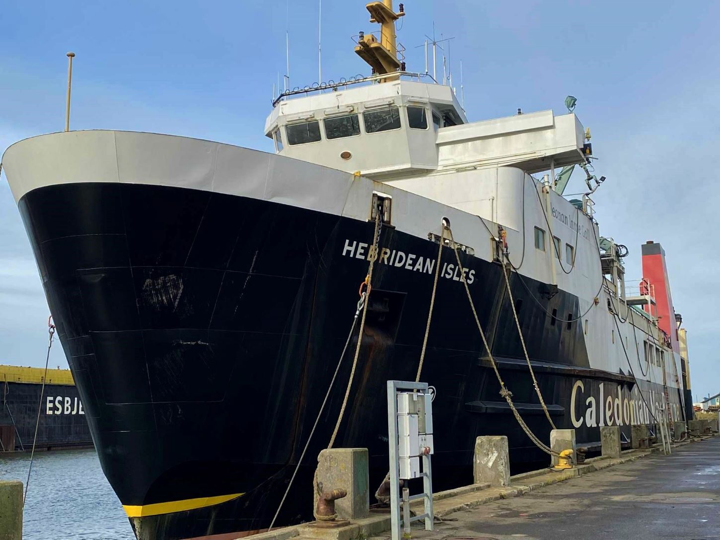 Færgen ligger nu ved kaj. Foto: Johnny Tauman.