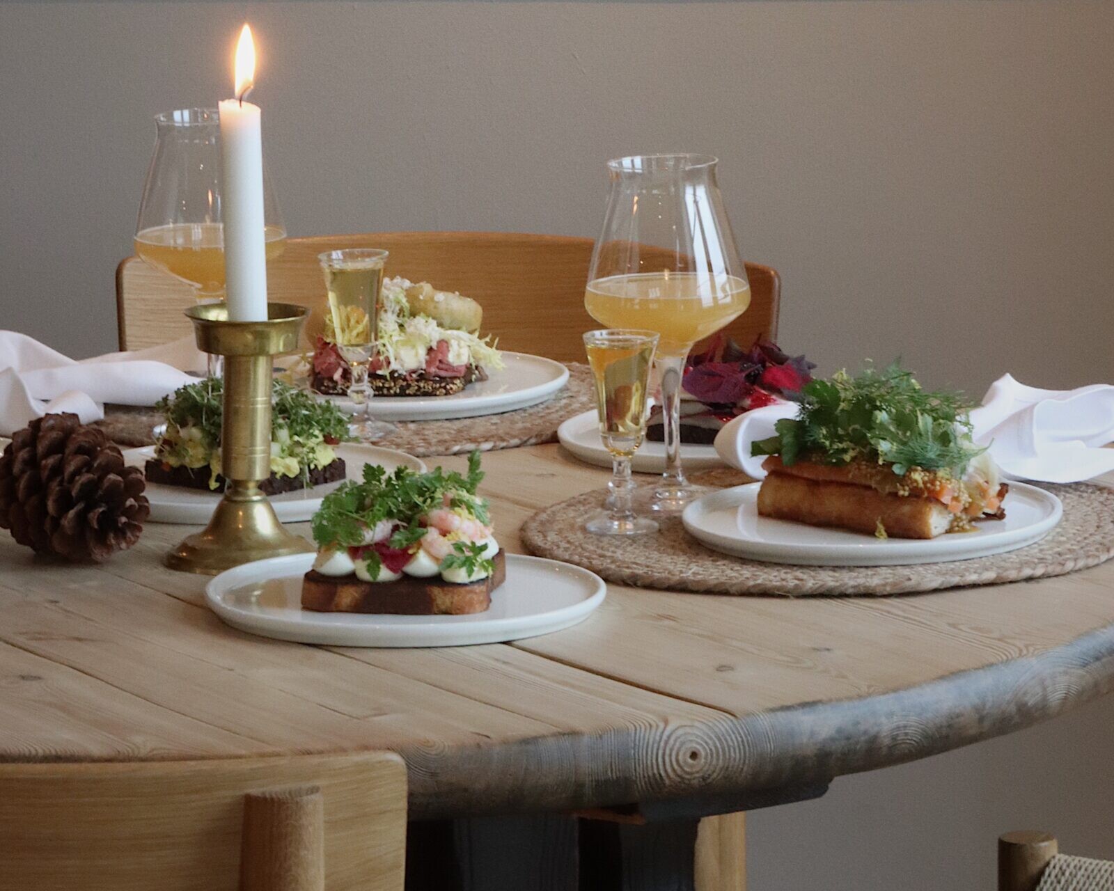 Frokostmenuen på Hjerting Badehotel bliver fornyet med smørrebrød og lune klassikere, der trækker tråde tilbage til stedets stolte historie. Pressefoto.