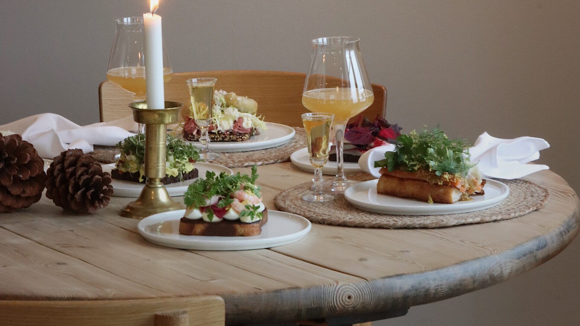 Frokostmenuen på Hjerting Badehotel bliver fornyet med smørrebrød og lune klassikere, der trækker tråde tilbage til stedets stolte historie. Pressefoto.