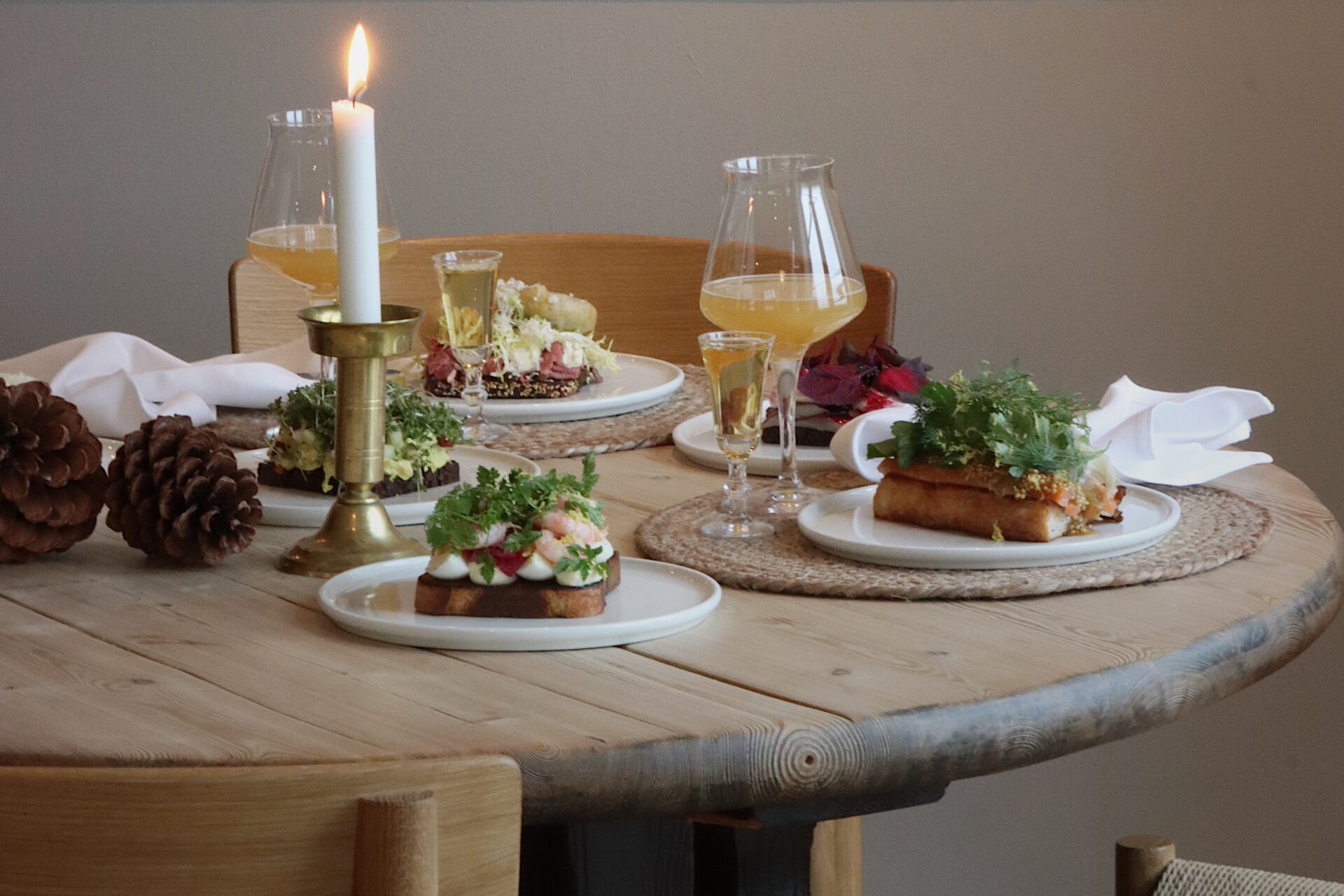 Frokostmenuen på Hjerting Badehotel bliver fornyet med smørrebrød og lune klassikere, der trækker tråde tilbage til stedets stolte historie. Pressefoto.