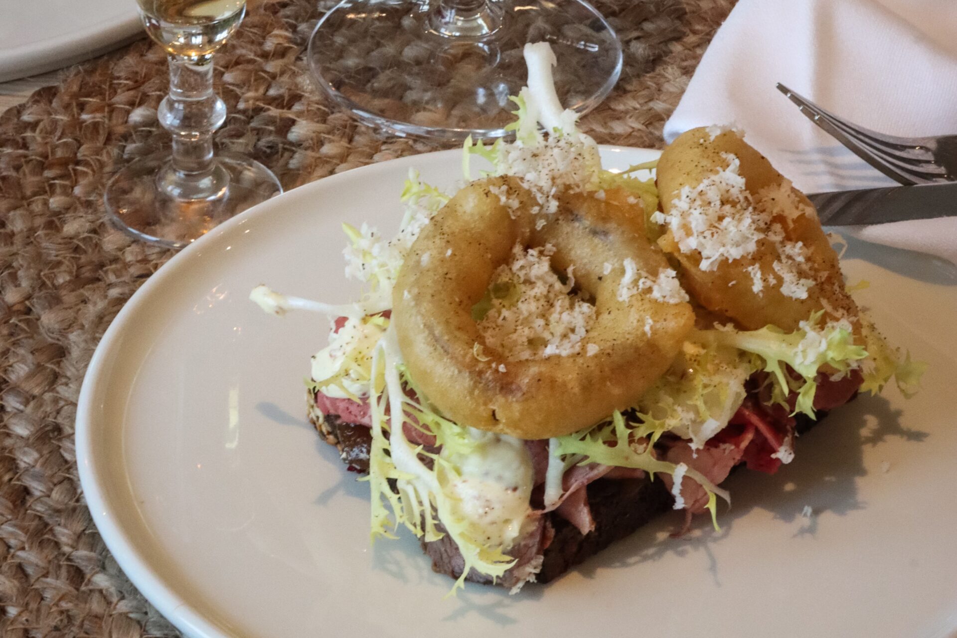 Frokostmenuen på Hjerting Badehotel byder på nyfortolkninger af danske klassikere. Pressefoto.