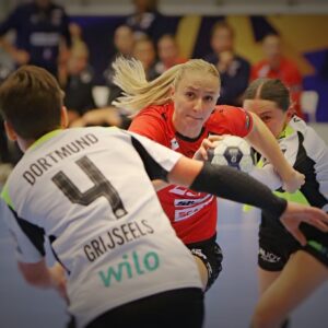 Henny ved at smutte fra Kaja i første halvleg