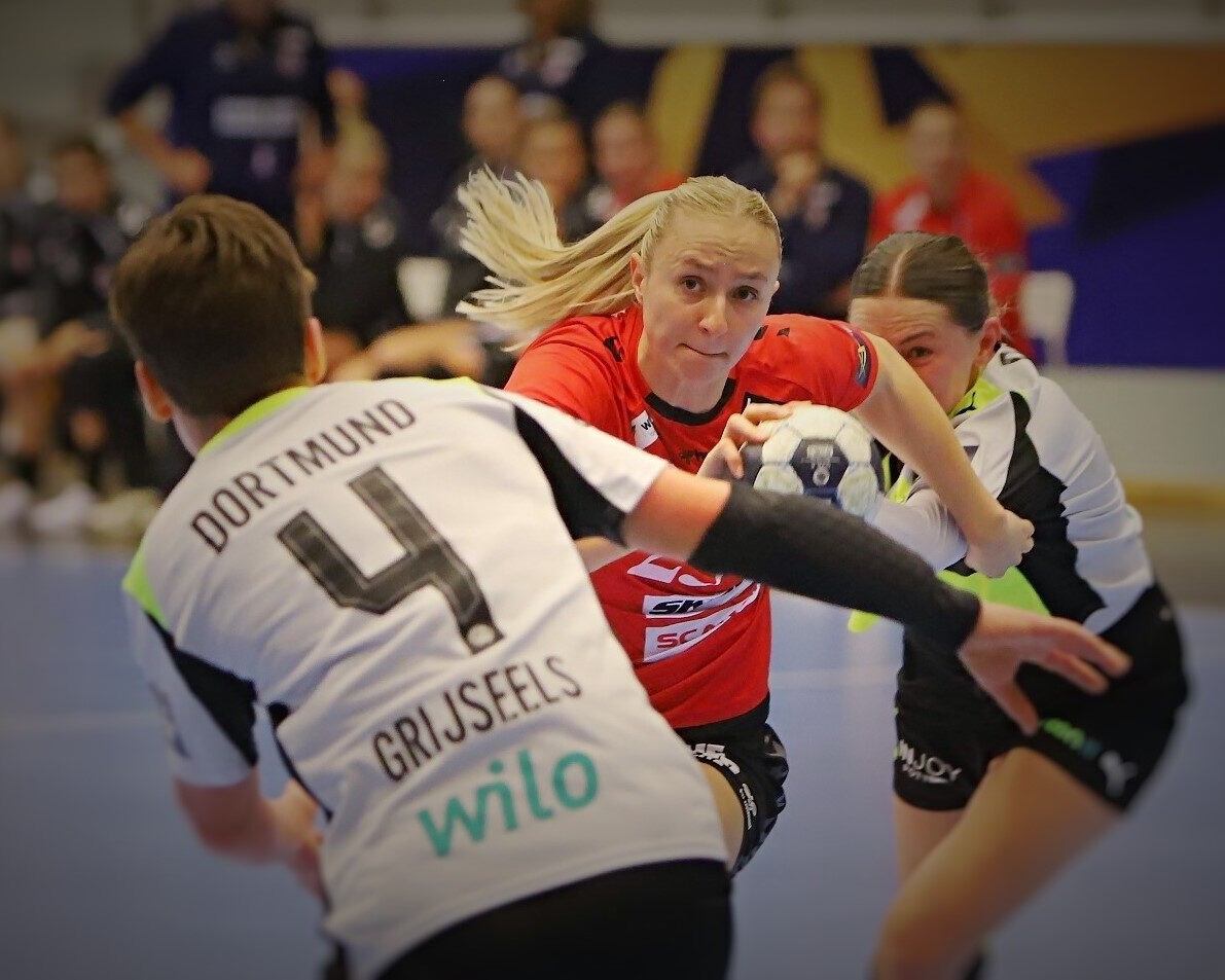 Henny ved at smutte fra Kaja i første halvleg