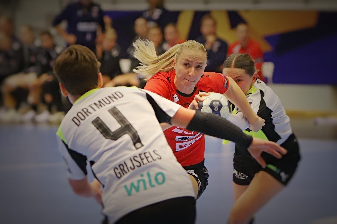 Henny ved at smutte fra Kaja i første halvleg