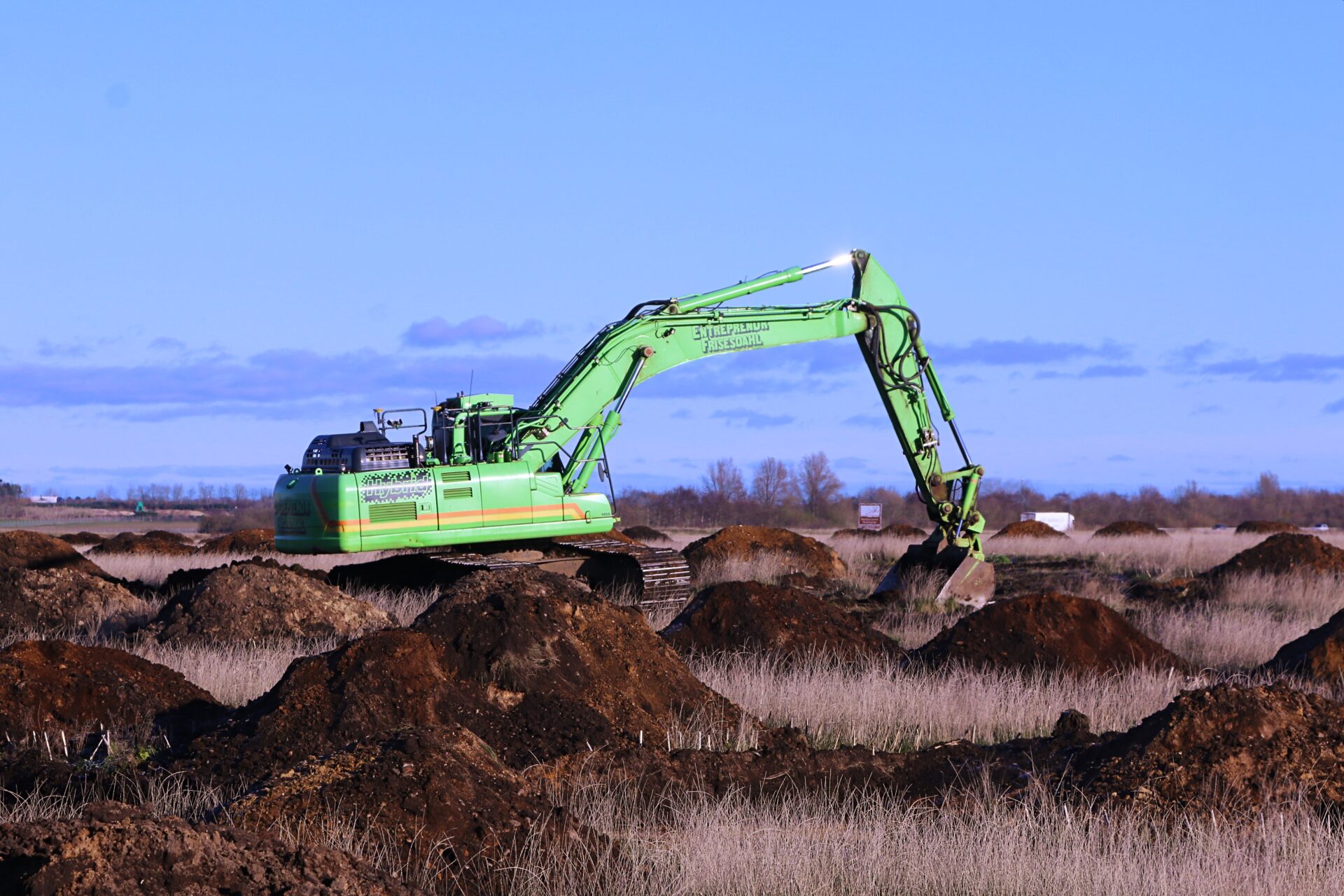 I baggrunden kan man skimte en lastbil på motorvejen. Foto: Johnny Tauman.