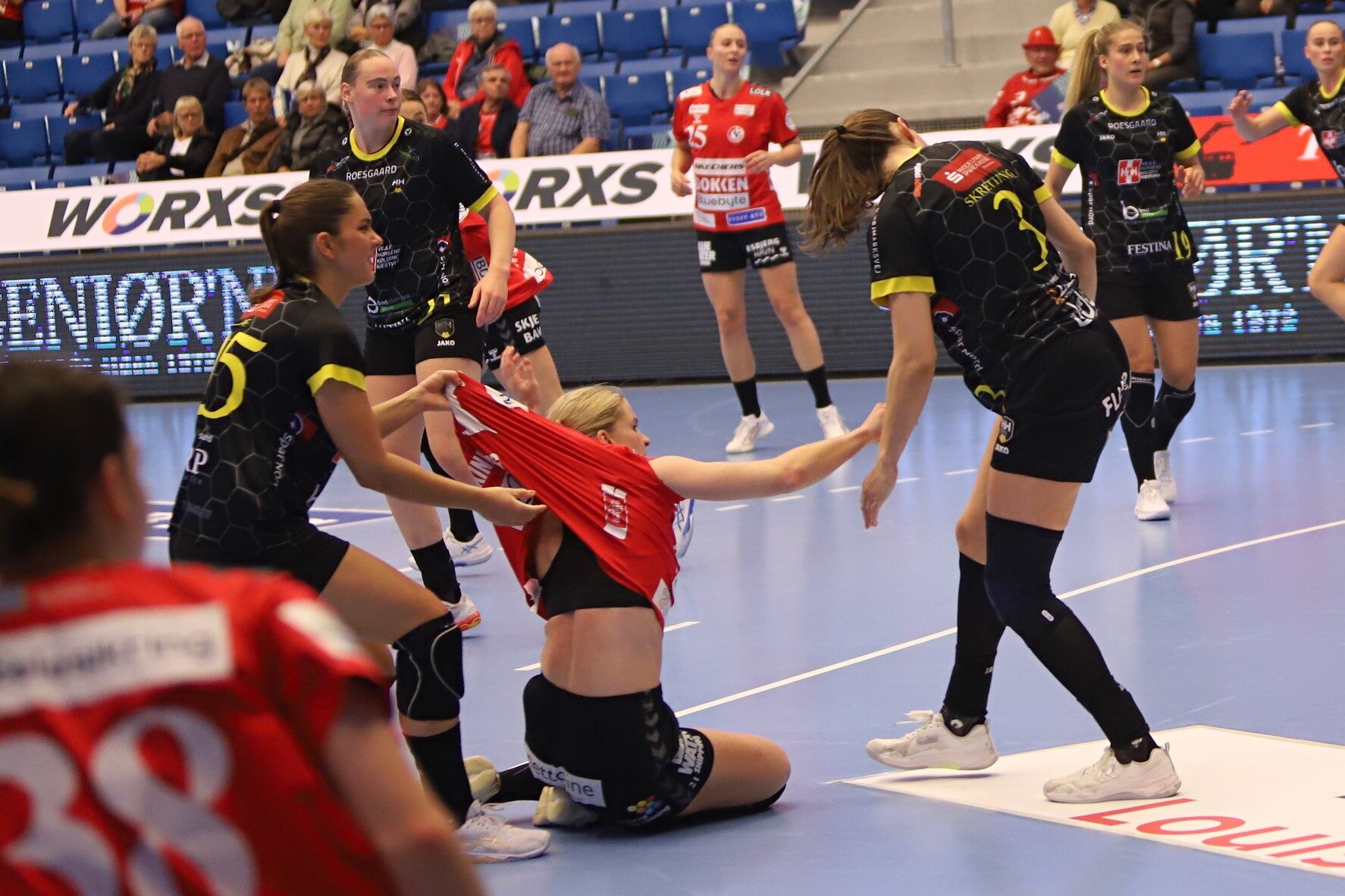 Ikke altid fair play, når en angriber møder et forsvar. Foto: Johnny Tauman.