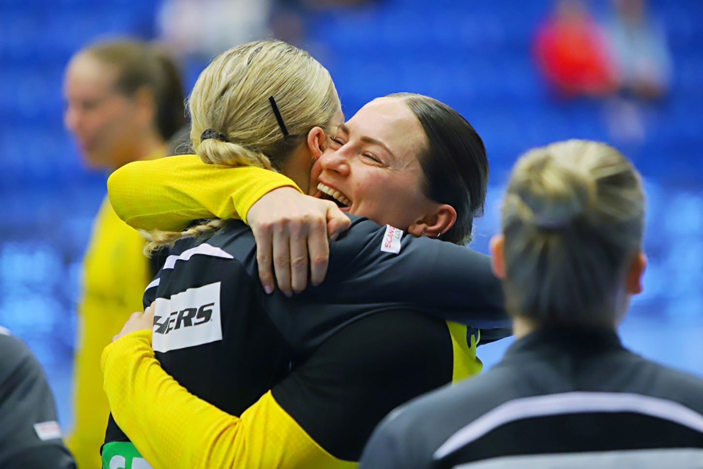 Kaja gav og fik mange knus ved "hjemkomsten". Foto: Johnny Tauman.