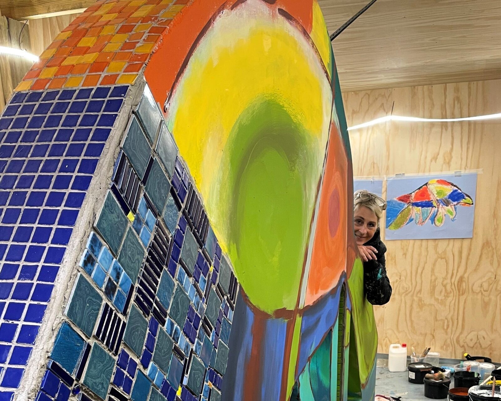 Kunstner Lotte Lambæk arbejder lige nu på at udsmykke de betontræer, der skal være på den kommende kunstlegeplads. Privatfoto.
