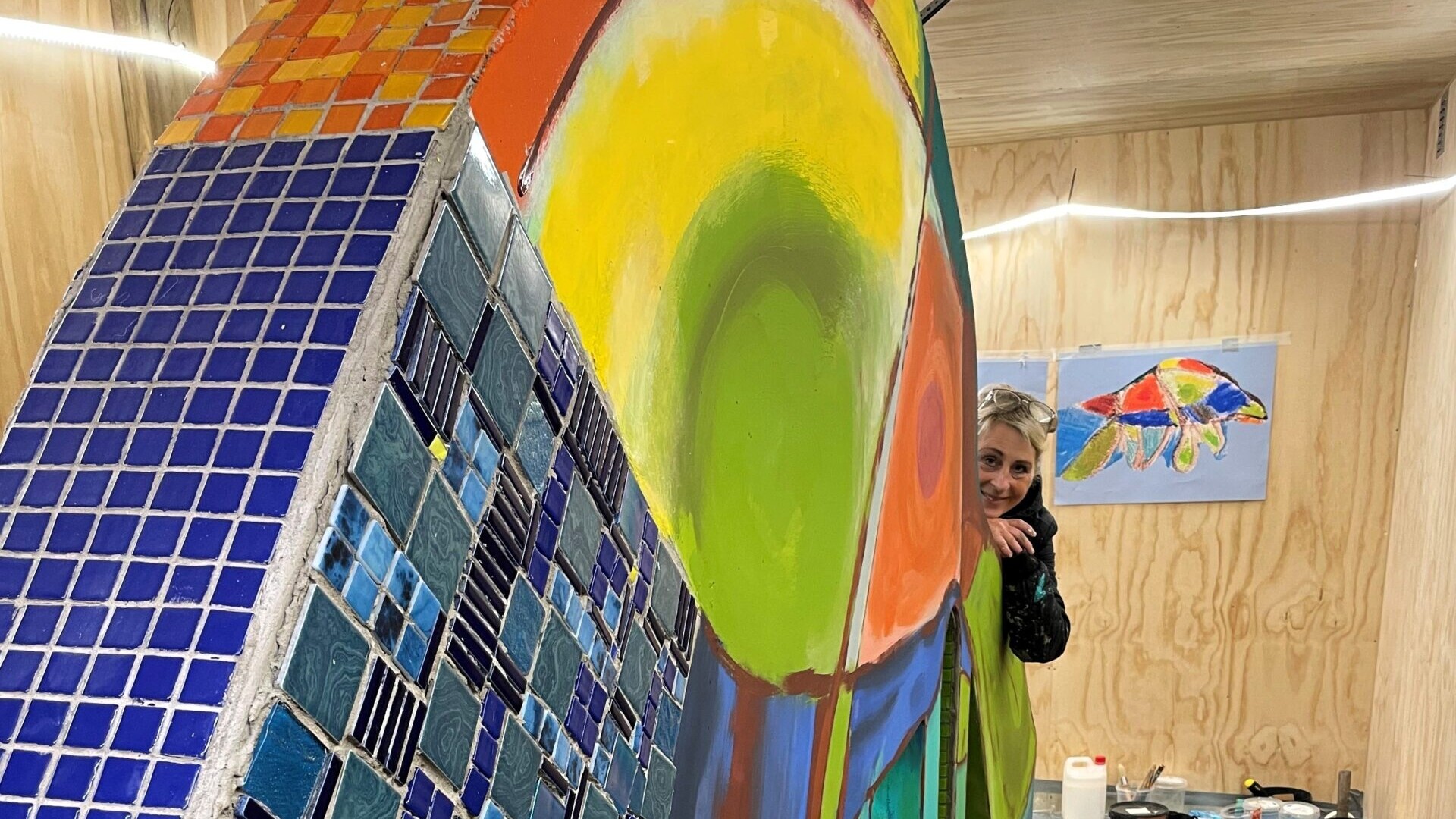 Kunstner Lotte Lambæk arbejder lige nu på at udsmykke de betontræer, der skal være på den kommende kunstlegeplads. Privatfoto.