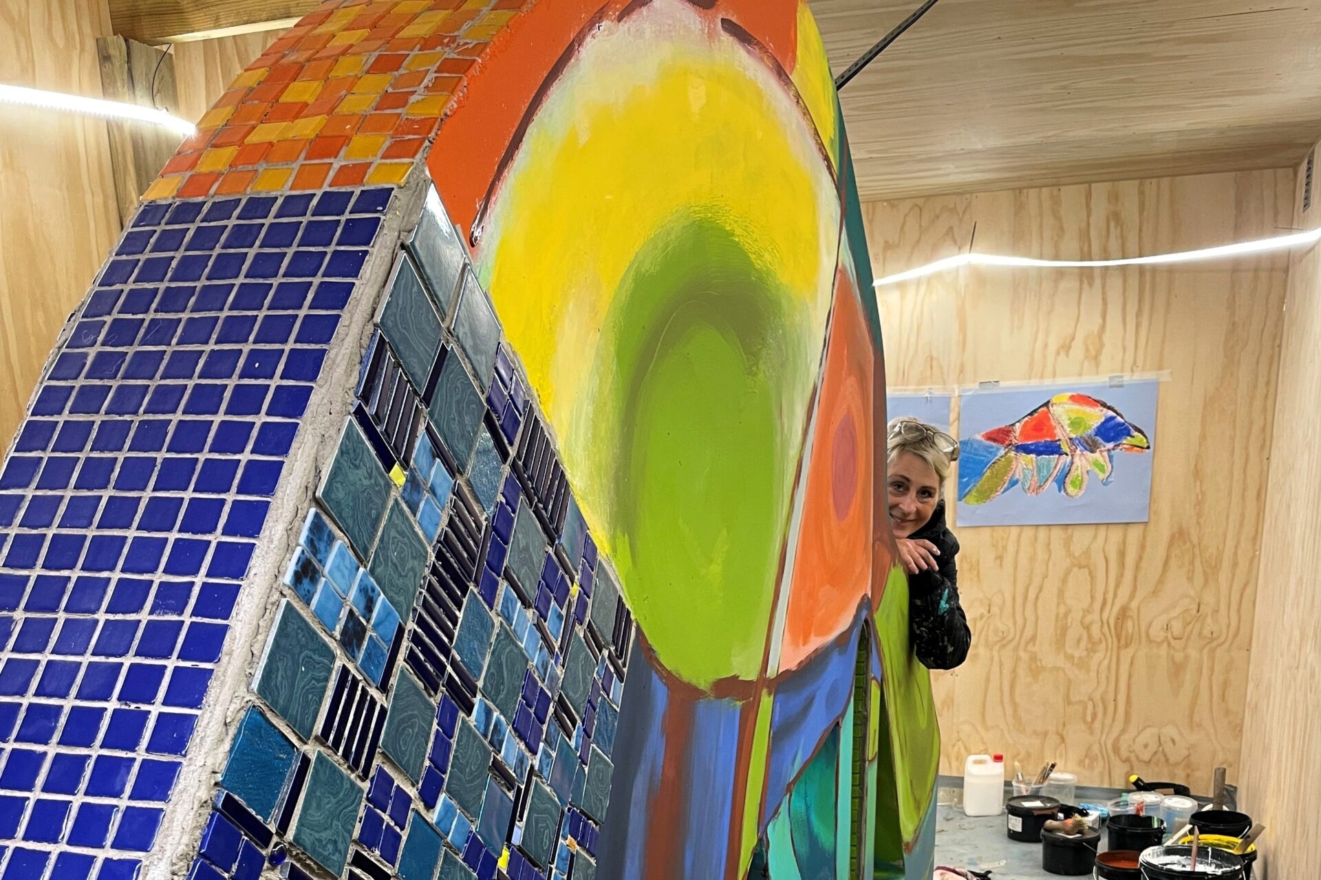 Kunstner Lotte Lambæk arbejder lige nu på at udsmykke de betontræer, der skal være på den kommende kunstlegeplads. Privatfoto.