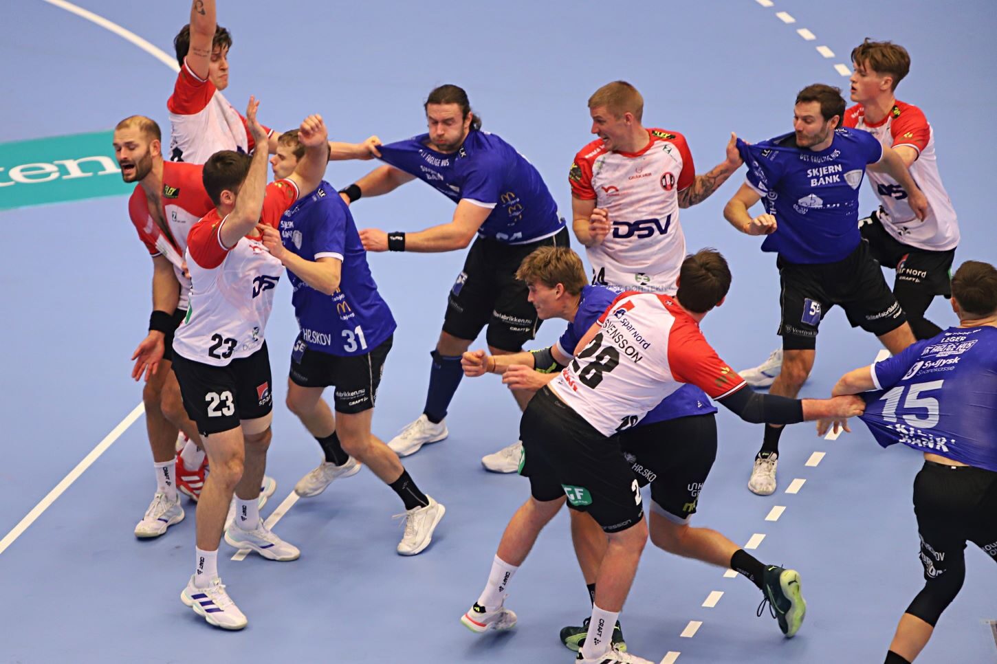 Masser af trøjeriv i forbindelse med et frikast