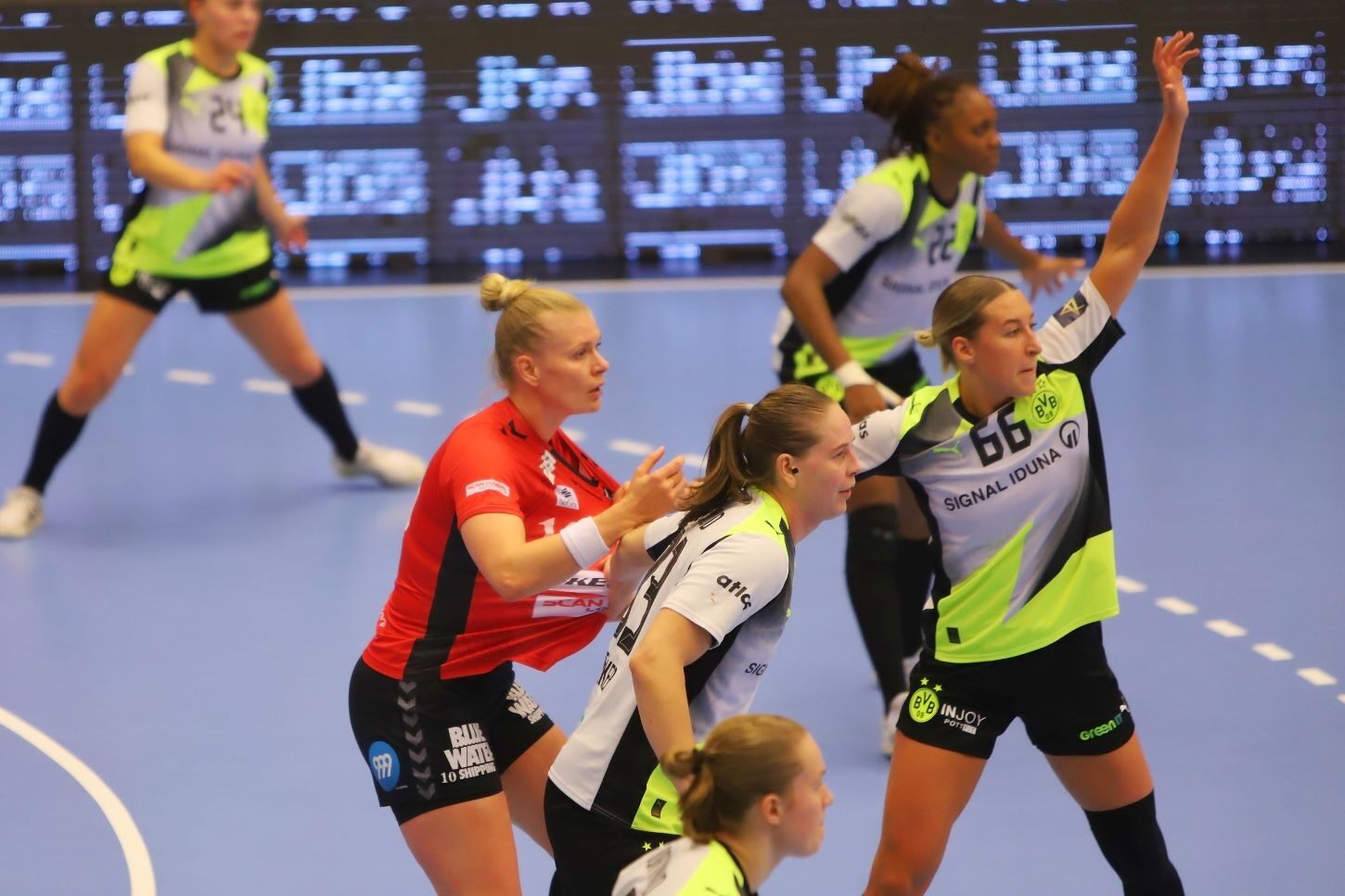 Modstanderne er opmærksomme på Katrine Heindahl - nu venter vi kun mål fra stregpositionen. Foto: Johnny Tauman.