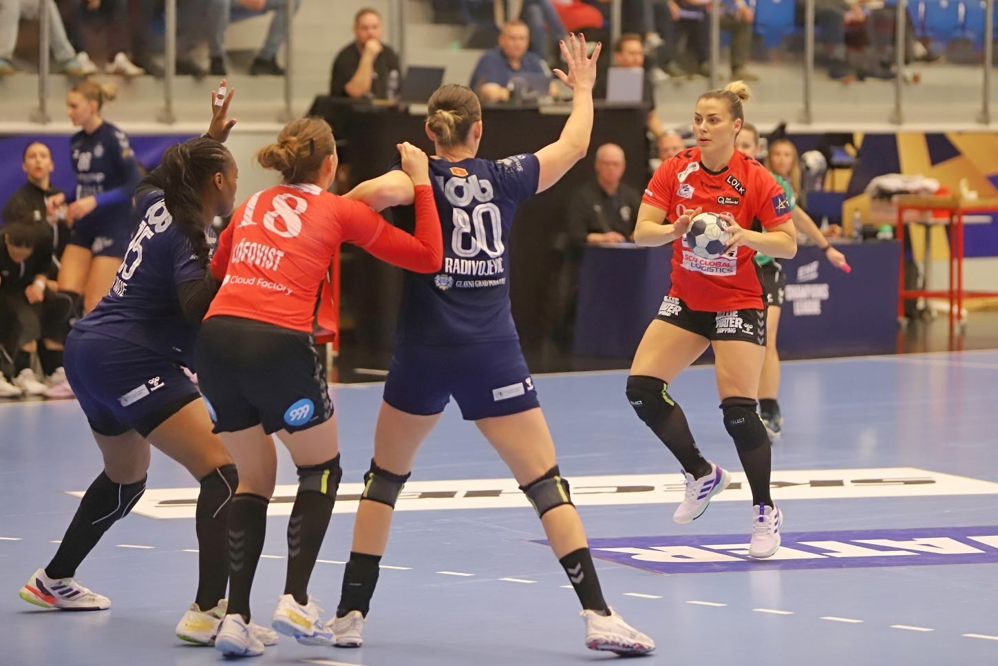 Olivia (18) rykker til højre og modtager bolden fra Nora, der har fixeret forsvaret. Foto: Johnny Tauman.