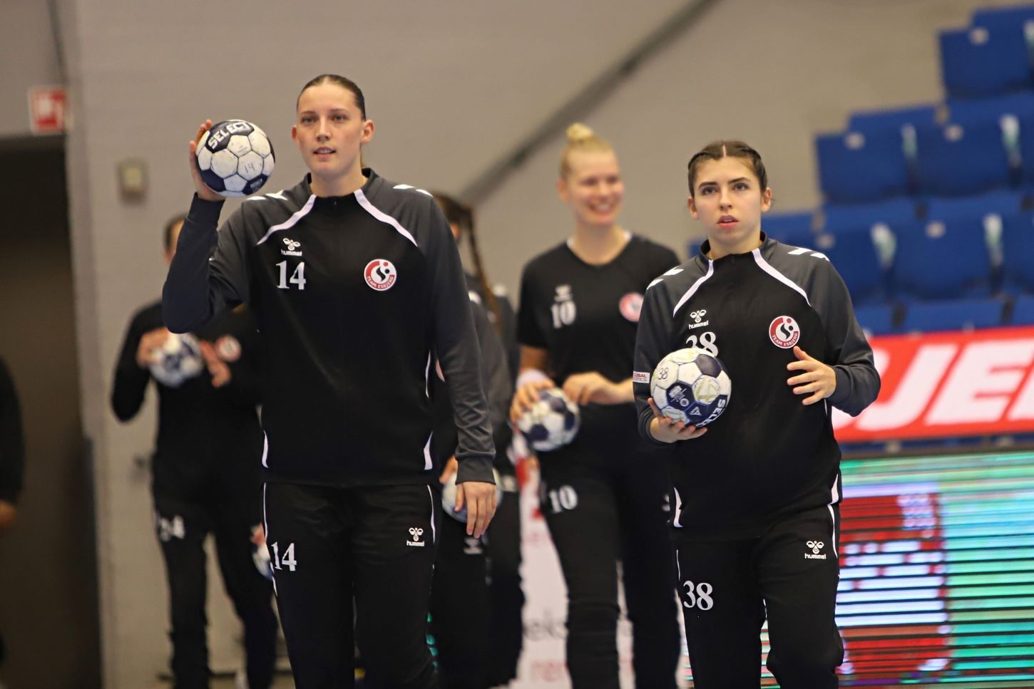 Større og større roller og ikke mindst forventninger til Hudith van der Helm og Mia Emmenegger. Foto: Johnny Tauman.