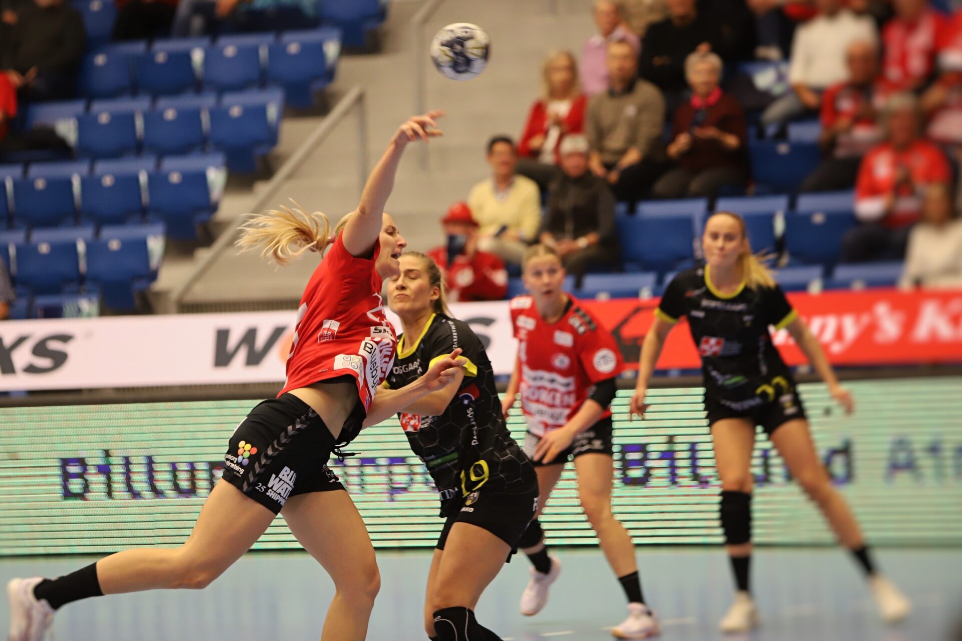 Verdens bedste Henny forsøger med et loop fra distancen. Foto: Johnny Tauman.