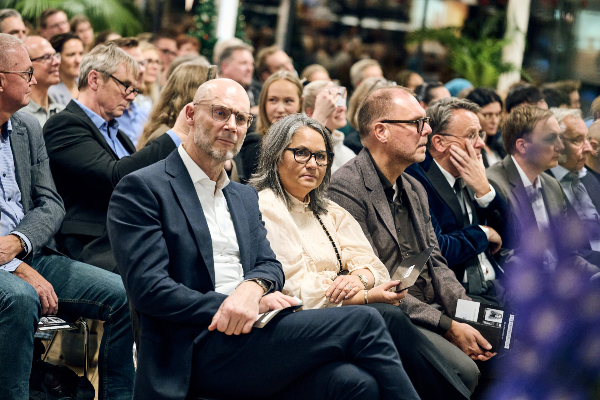 Repræsentanter fra uddannelser og erhvervsliv følger med under prisuddelingen.