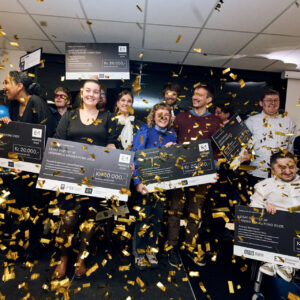 Glade prismodtagere fejrer aftenens uddelinger, mens konfettien fylder lokalet.