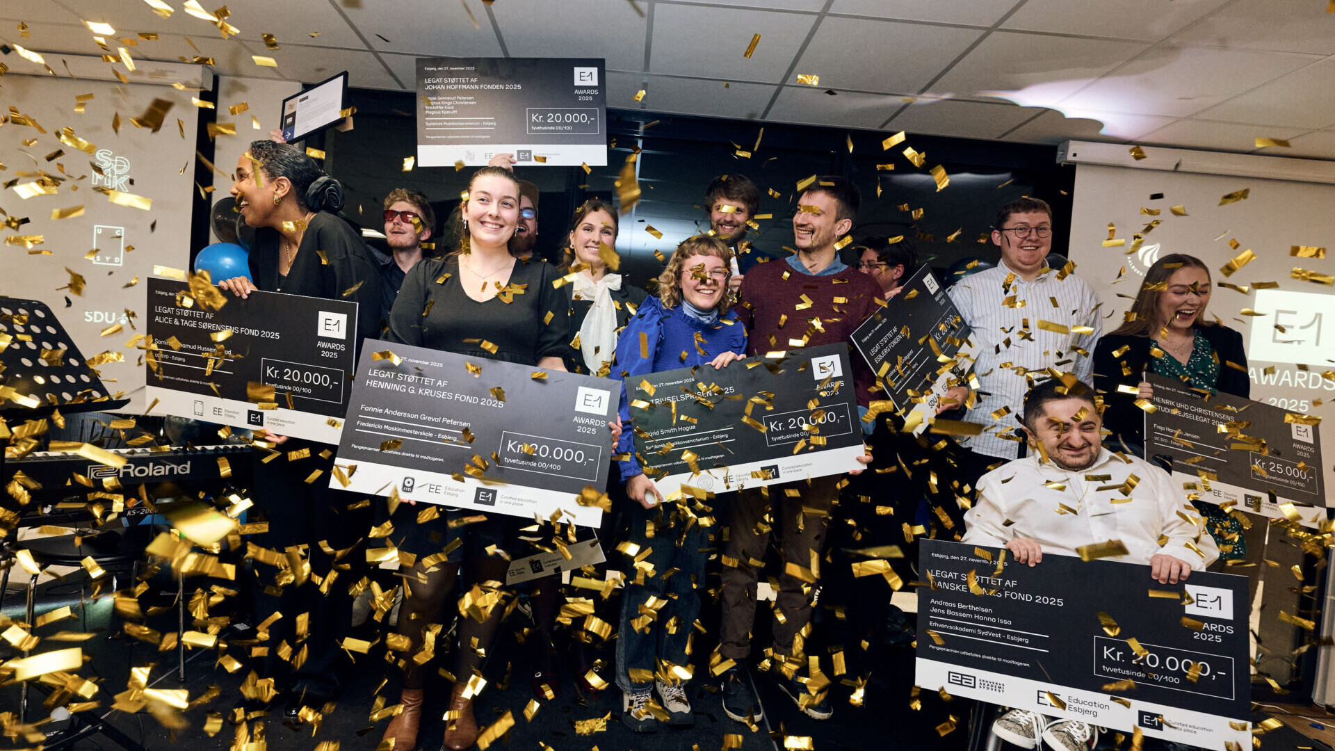 Glade prismodtagere fejrer aftenens uddelinger, mens konfettien fylder lokalet.