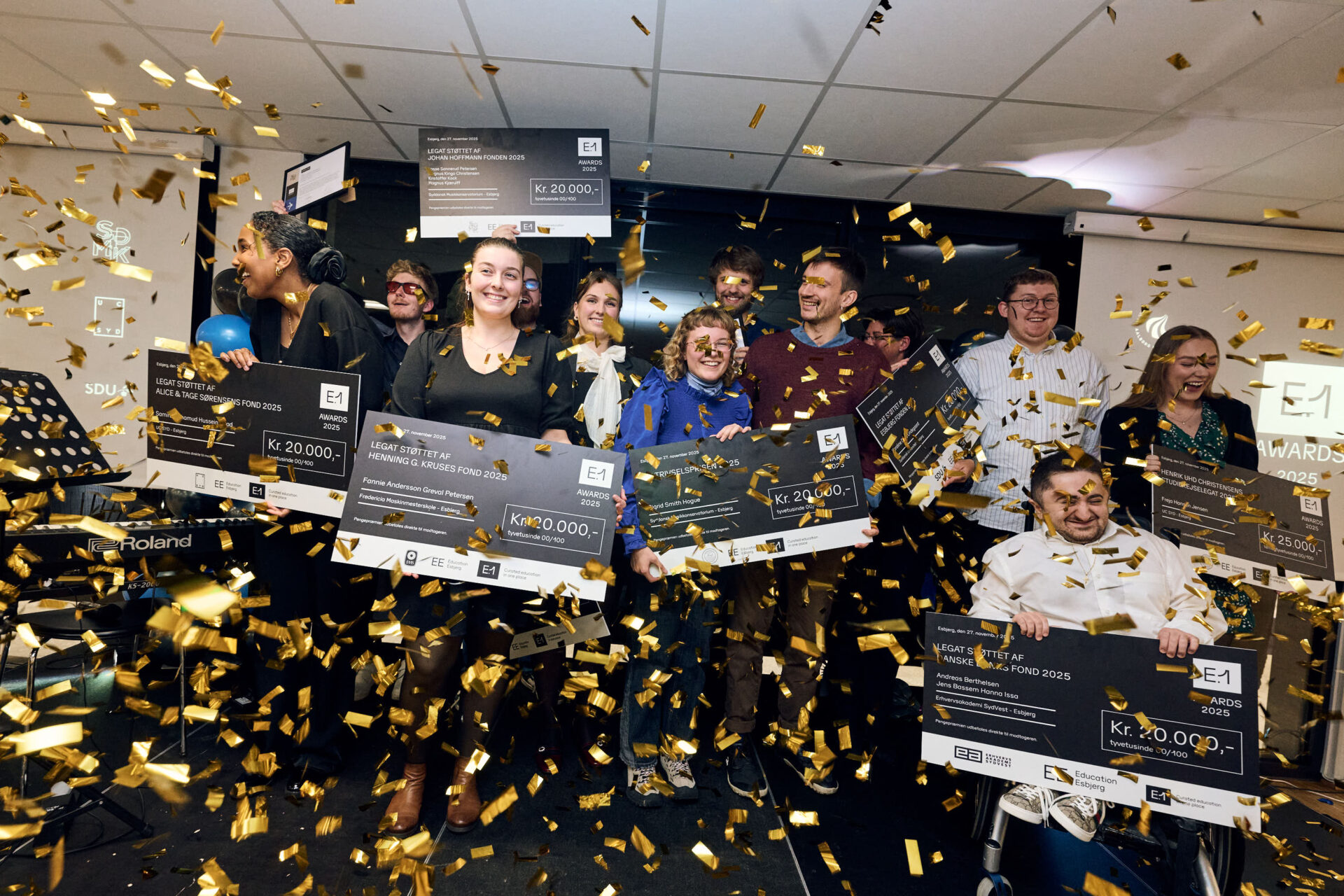 Glade prismodtagere fejrer aftenens uddelinger, mens konfettien fylder lokalet.