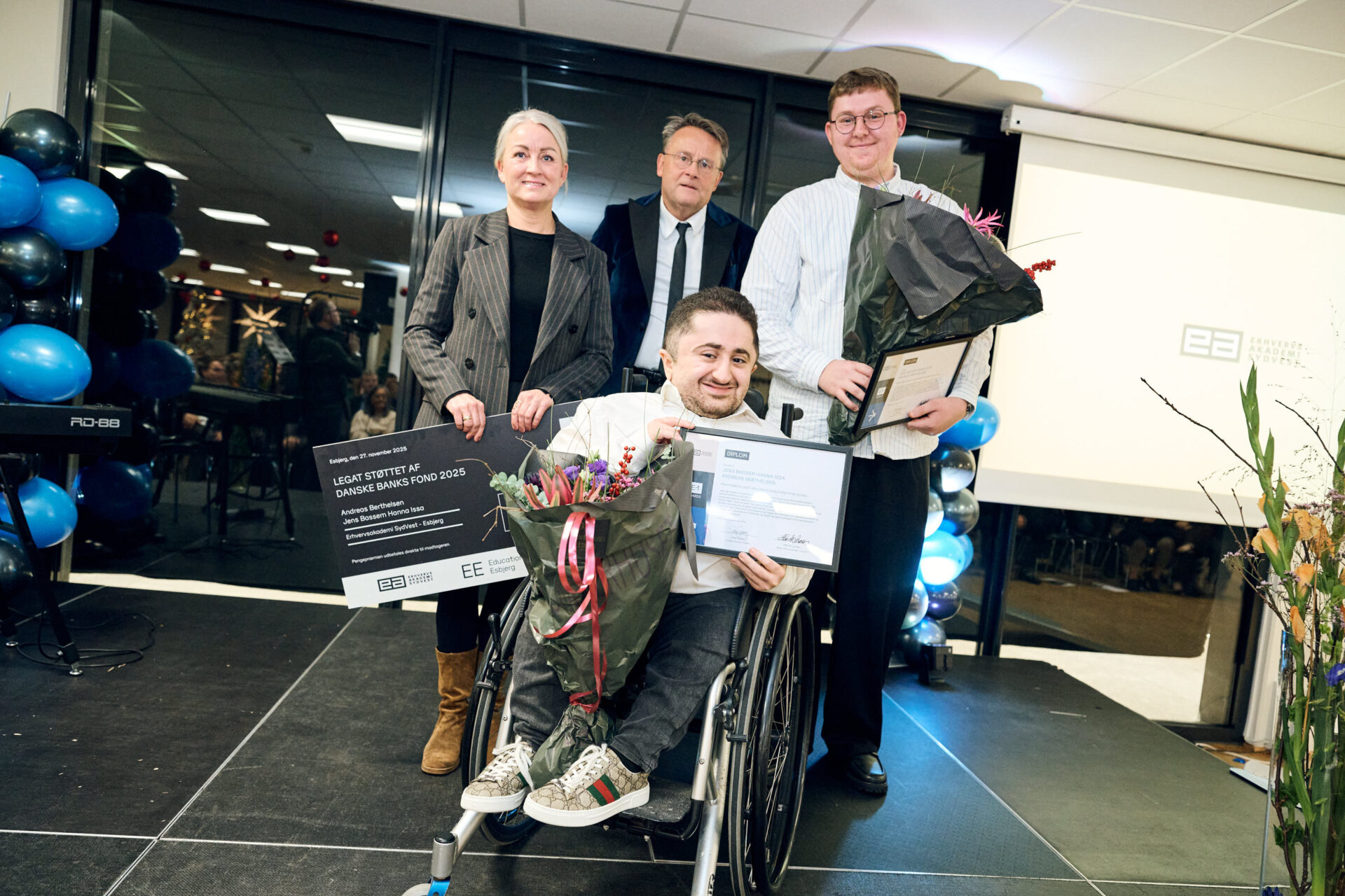 Faglige prismodtagere fra EASV modtager deres legater på scenen.