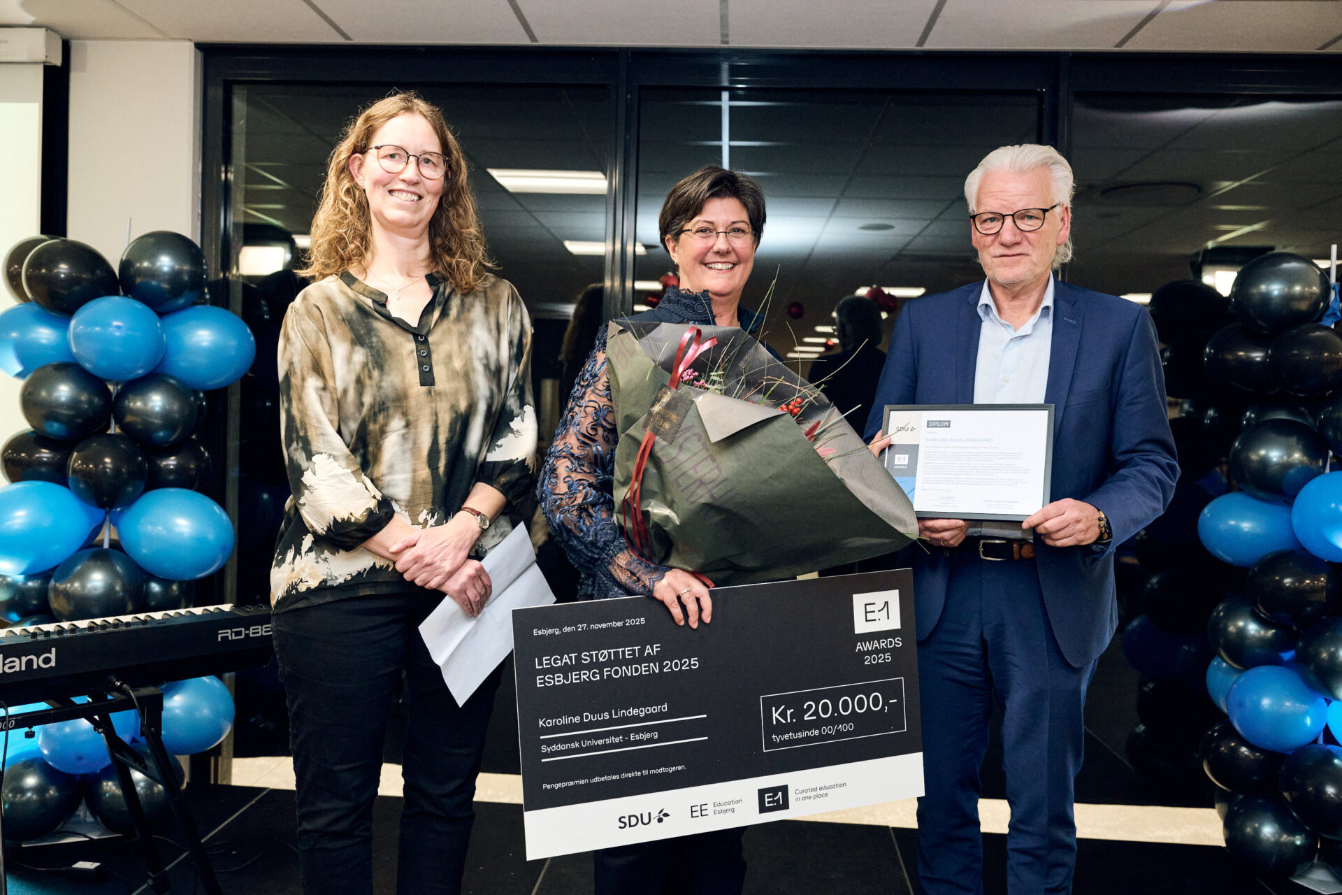 Modtager fra Syddansk Universitet Esbjerg hyldes med legat og blomster. Foto: Christer Holte.