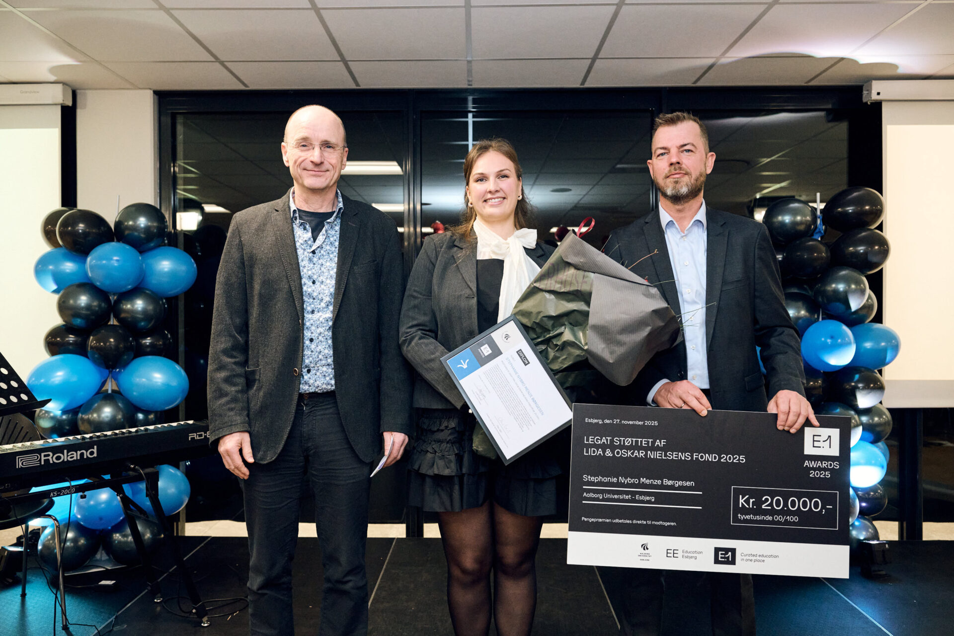Årets prisvinder fra Aalborg Universitet Esbjerg modtager legatet sammen med repræsentanter fra fonden. Foto: Christer Holte.