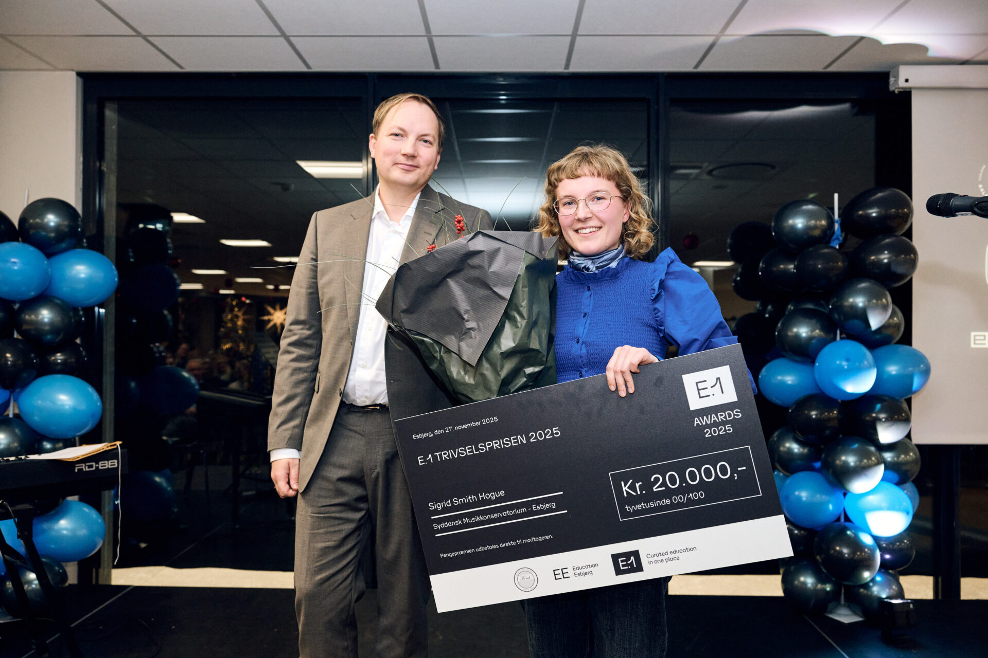 Vinderen af E.1 Trivselsprisen, Sigrid Smith Hogue, hyldes på scenen.