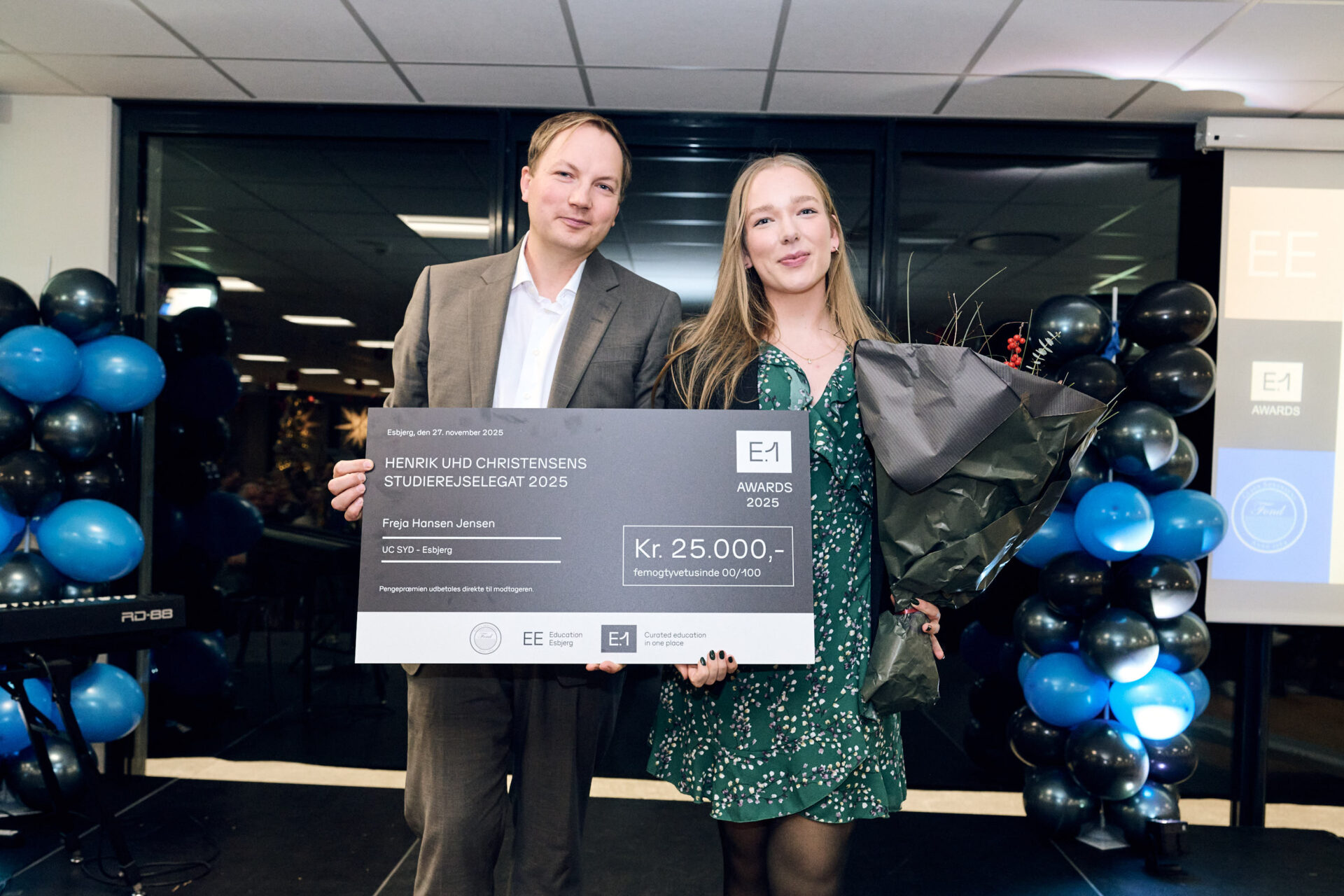 Freja Hansen Jensen modtager Henrik Uhd Christensens Studierejselegat på 25.000 kr. ved E.1 Awards 2025.
