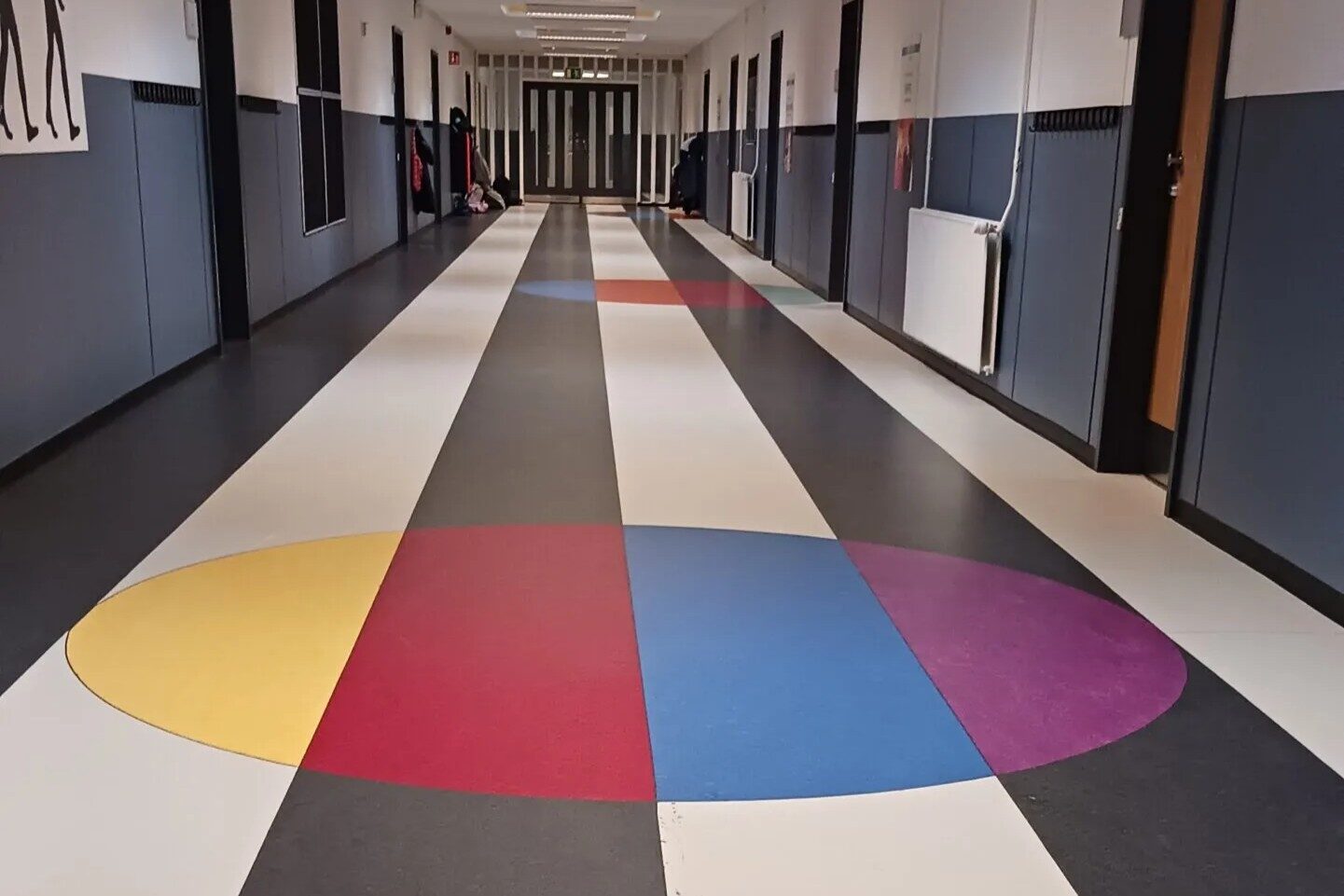 Kunstner Astrid Marie Christensen har sat kolorit på Bakkeskolens gulv. Privatfoto: Troels Haas.