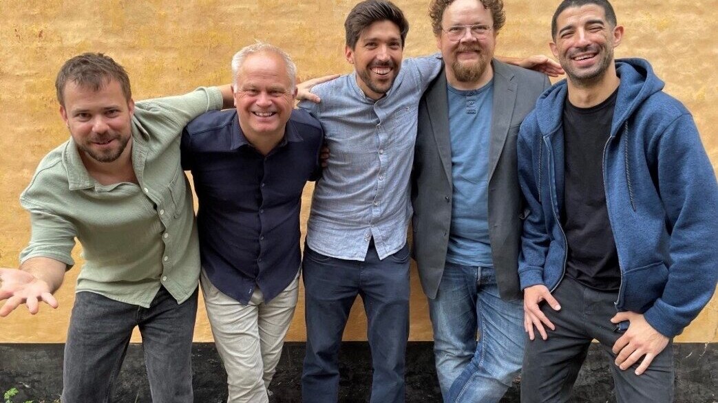 BRADA består af de tre brasilianske musikere Henrique Gomide, João Fideles og Noa Stroeter, der her ses sammen med danske Jesper Riis og Martin Schack. Pressefoto.