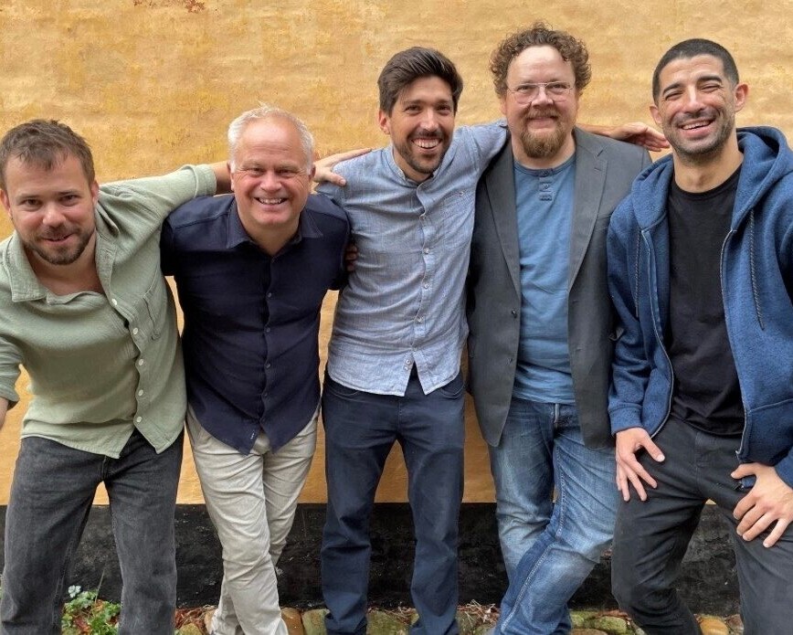 BRADA består af de tre brasilianske musikere Henrique Gomide, João Fideles og Noa Stroeter, der her ses sammen med danske Jesper Riis og Martin Schack. Pressefoto.
