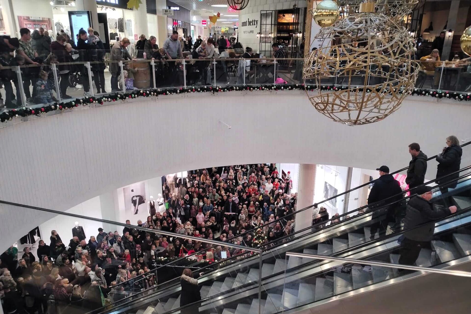 Julemanden vækkes i Broen 2024. Arkivfoto.