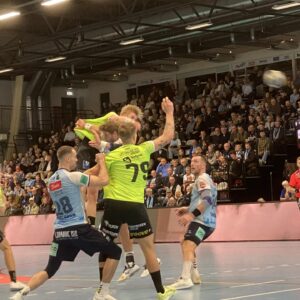 Hårde nærkampe og fysisk spil prægede opgøret, hvor begge hold skiftedes til at dominere i en dramatisk og målrig affære. Foto: Johnny Tauman.