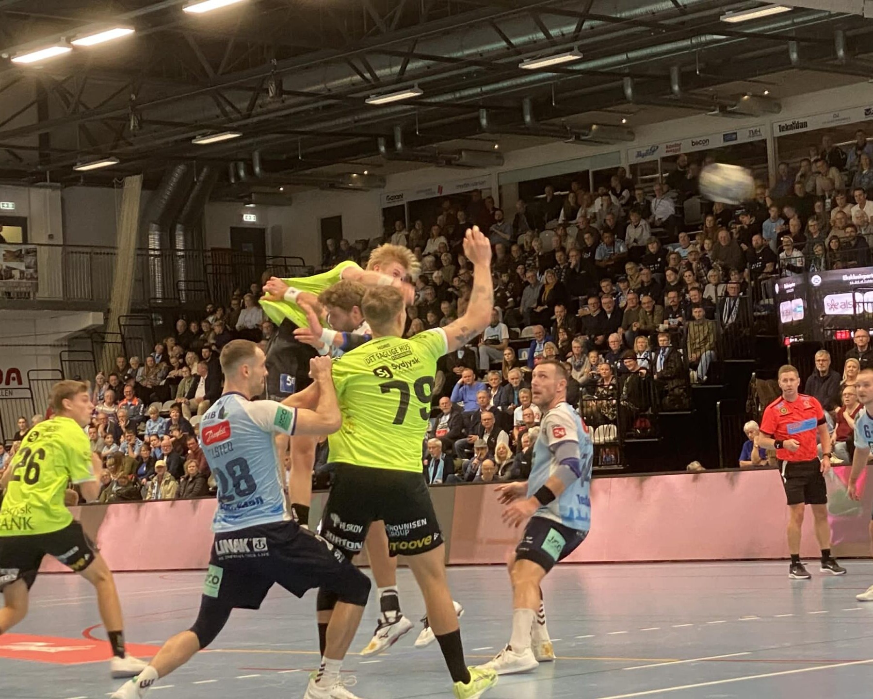 Hårde nærkampe og fysisk spil prægede opgøret, hvor begge hold skiftedes til at dominere i en dramatisk og målrig affære. Foto: Johnny Tauman.