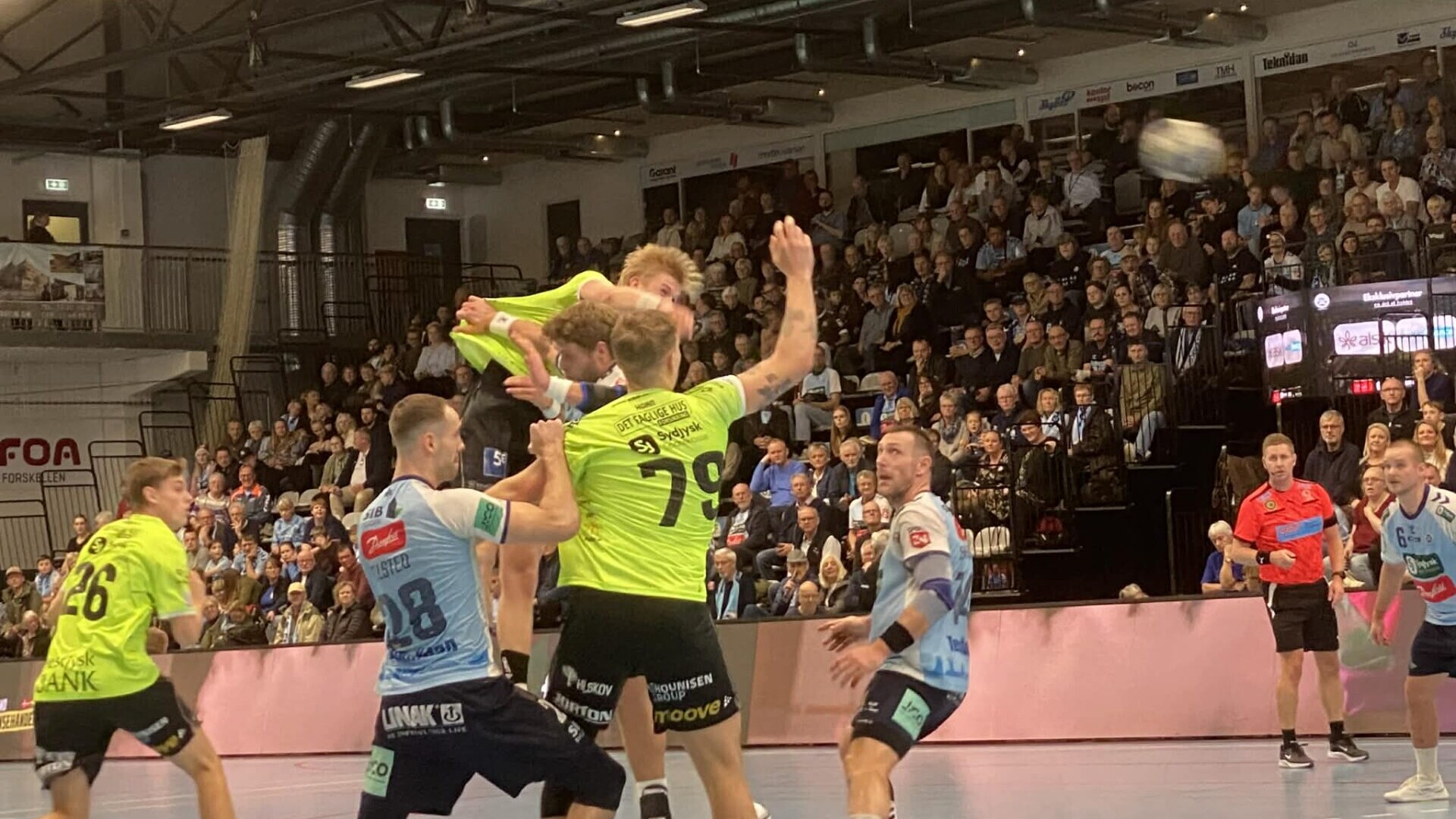 Hårde nærkampe og fysisk spil prægede opgøret, hvor begge hold skiftedes til at dominere i en dramatisk og målrig affære. Foto: Johnny Tauman.