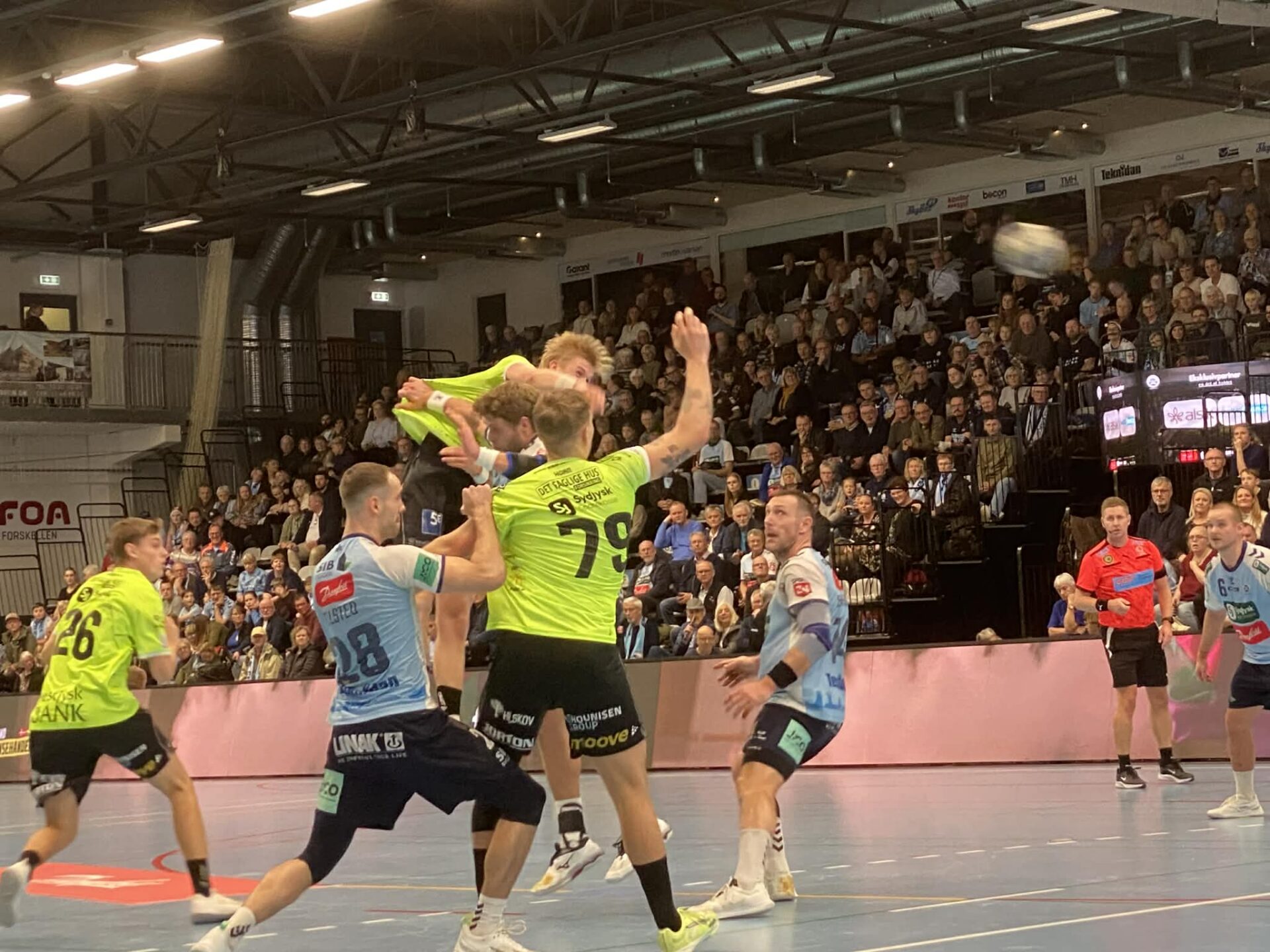 Hårde nærkampe og fysisk spil prægede opgøret, hvor begge hold skiftedes til at dominere i en dramatisk og målrig affære. Foto: Johnny Tauman.